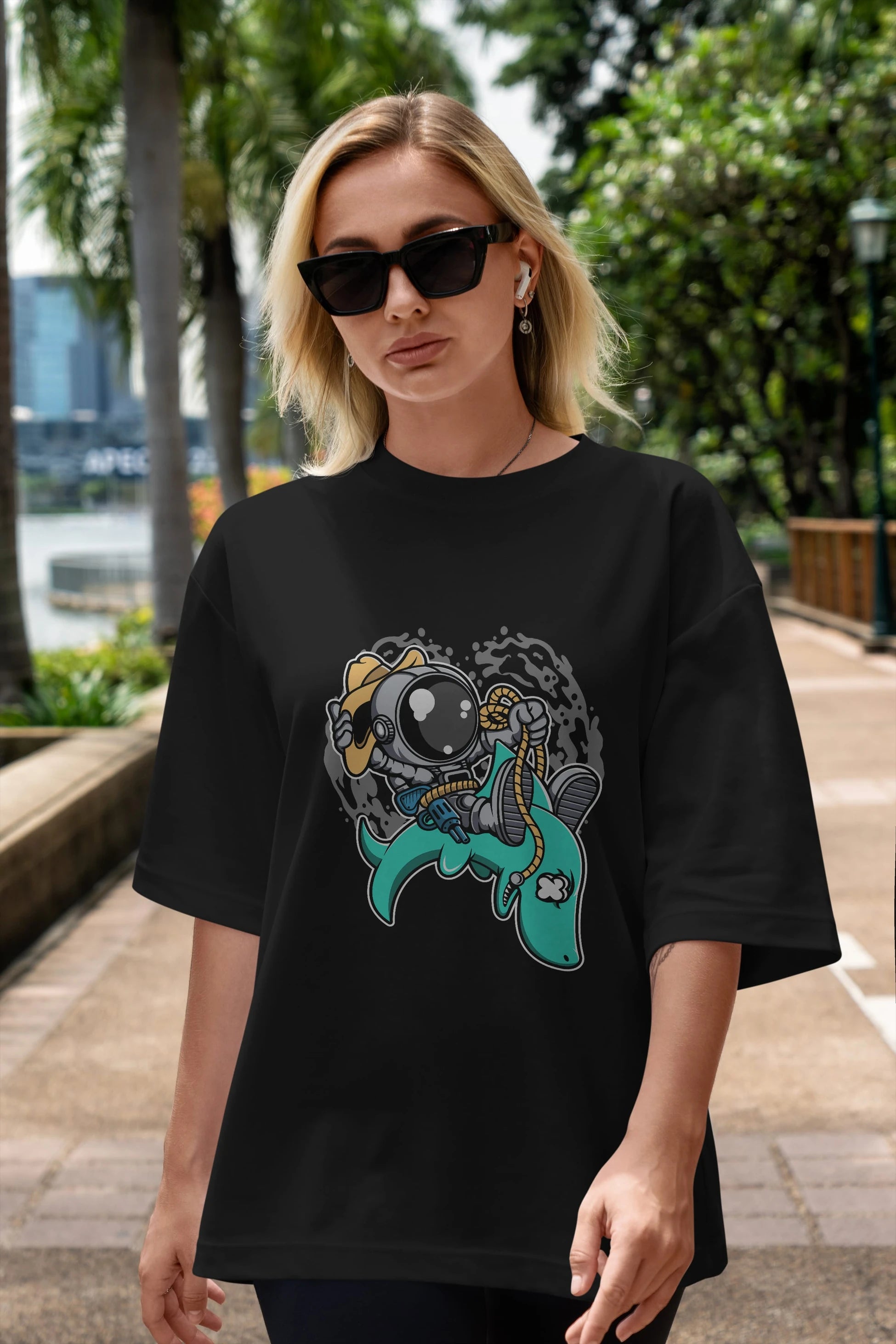 Astronaut Riding Shark Ön Baskılı Oversize t-shirt Erkek Kadın Unisex