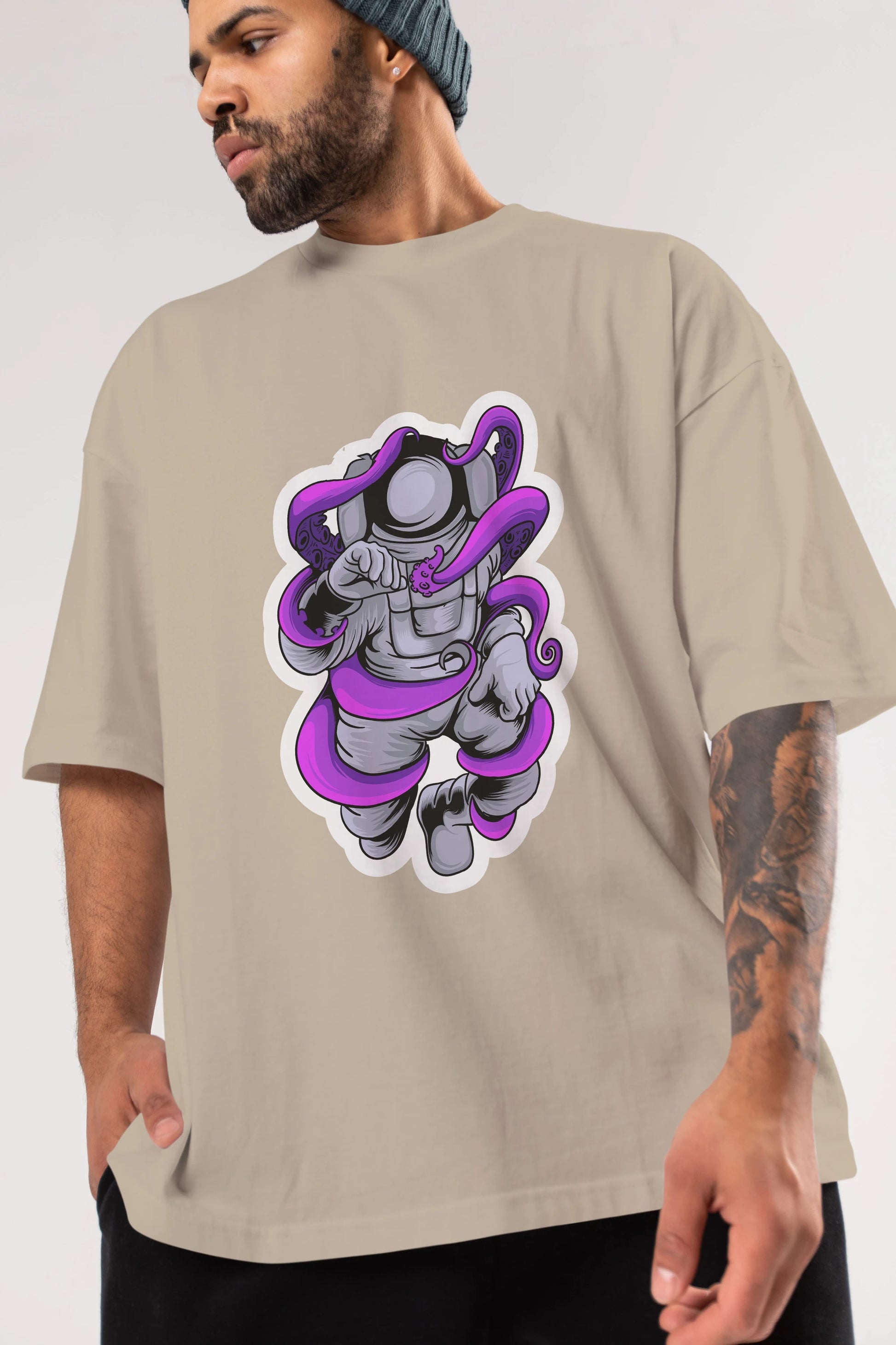 Astronaut fighting octopus sticker Ön Baskılı Oversize t-shirt Erkek Kadın Unisex