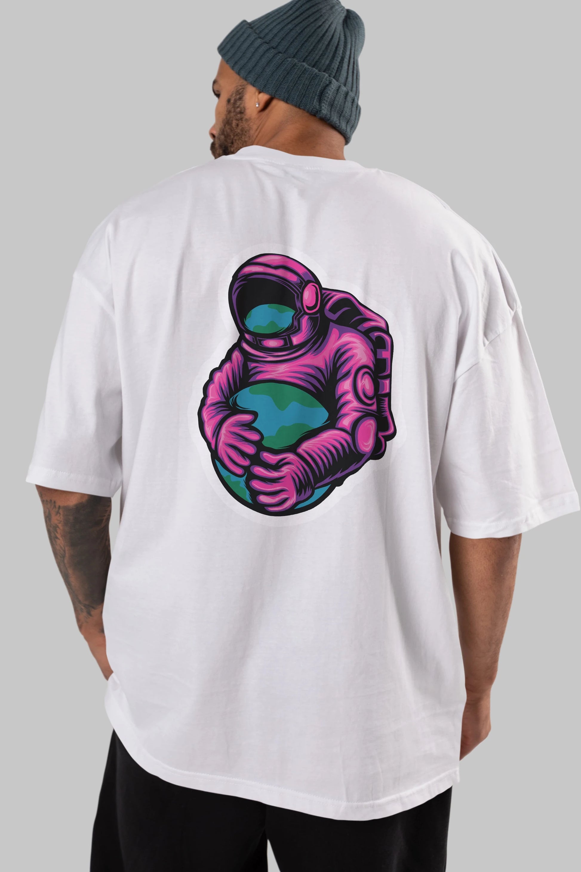 Astronaut Holding Up The Earth Sticker Arka Baskılı Oversize t-shirt Erkek Kadın Unisex