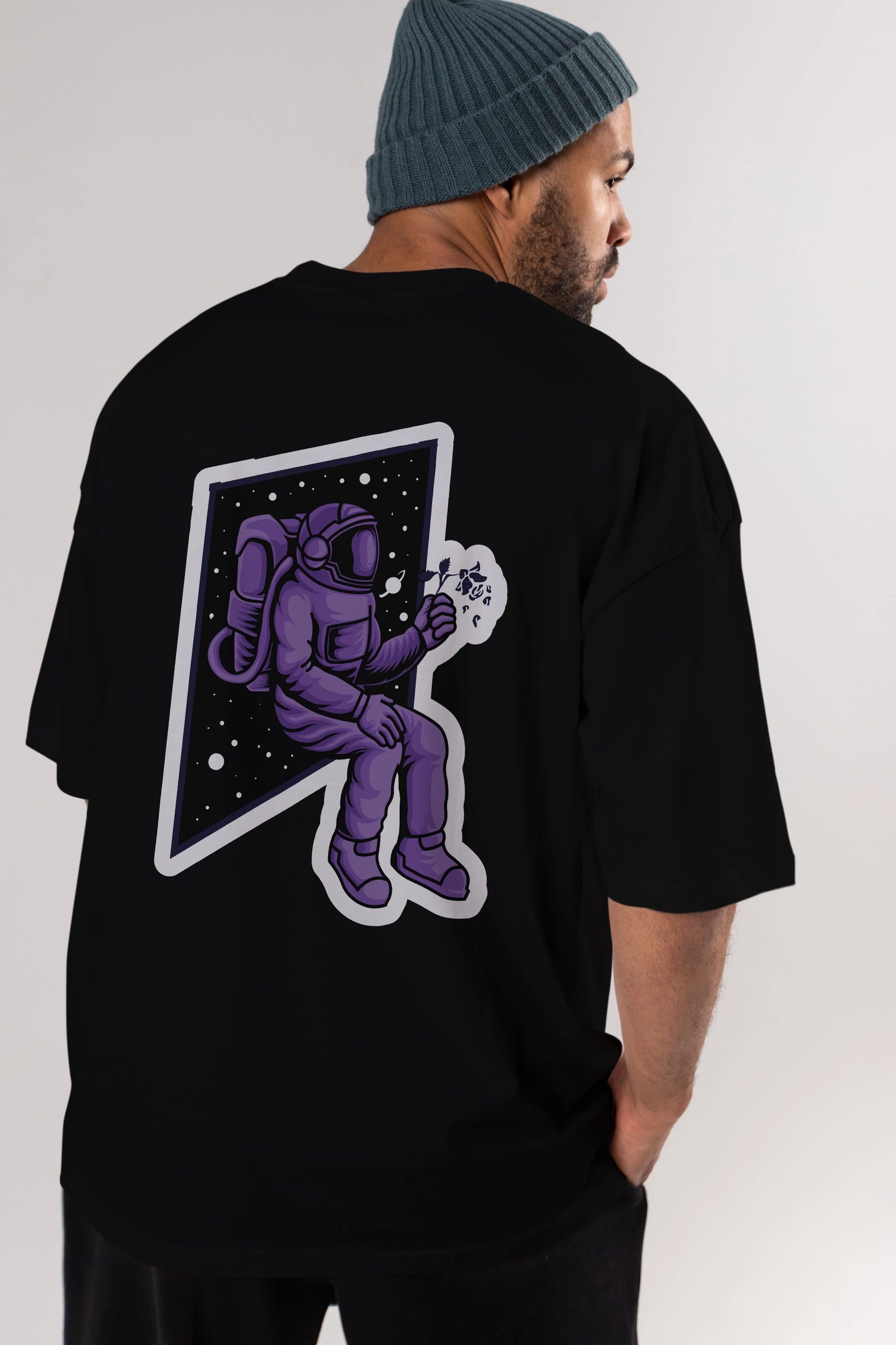 Astronaut holding black rose sticker Arka Baskılı Oversize t-shirt Erkek Kadın Unisex