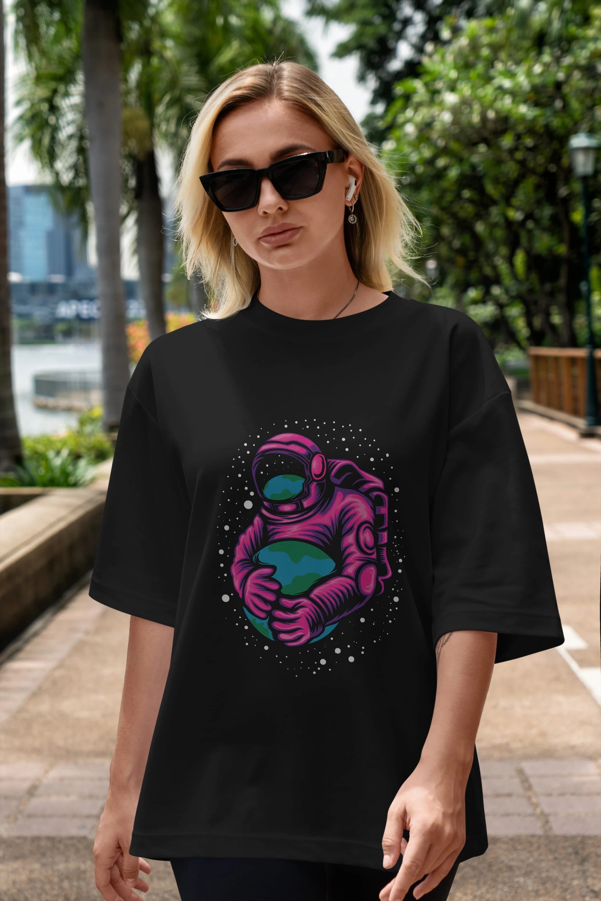 Astronaut Holding Up The Earth Ön Baskılı Oversize t-shirt Erkek Kadın Unisex