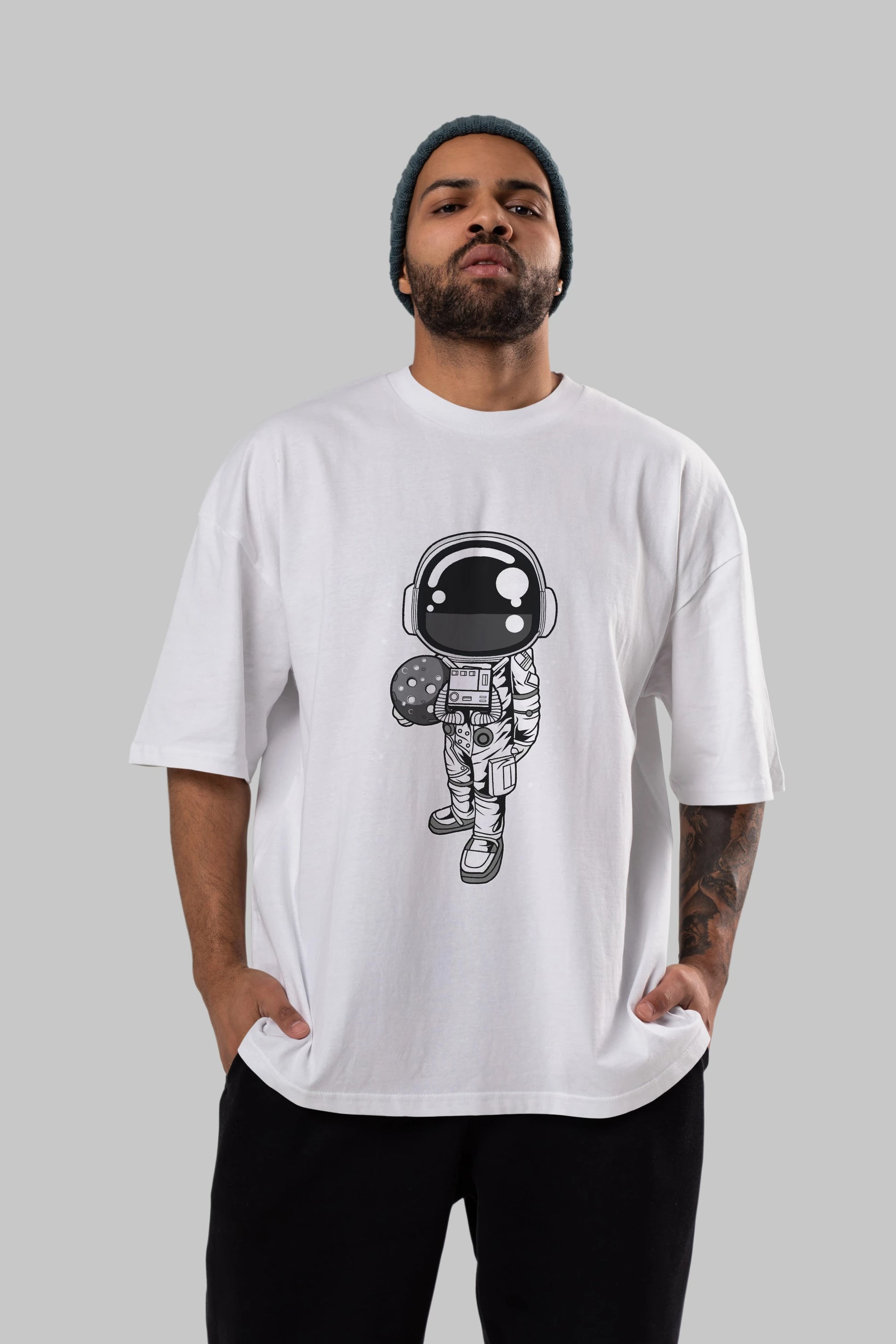Astronaut Holding The Moon Ön Baskılı Oversize t-shirt Erkek Kadın Unisex