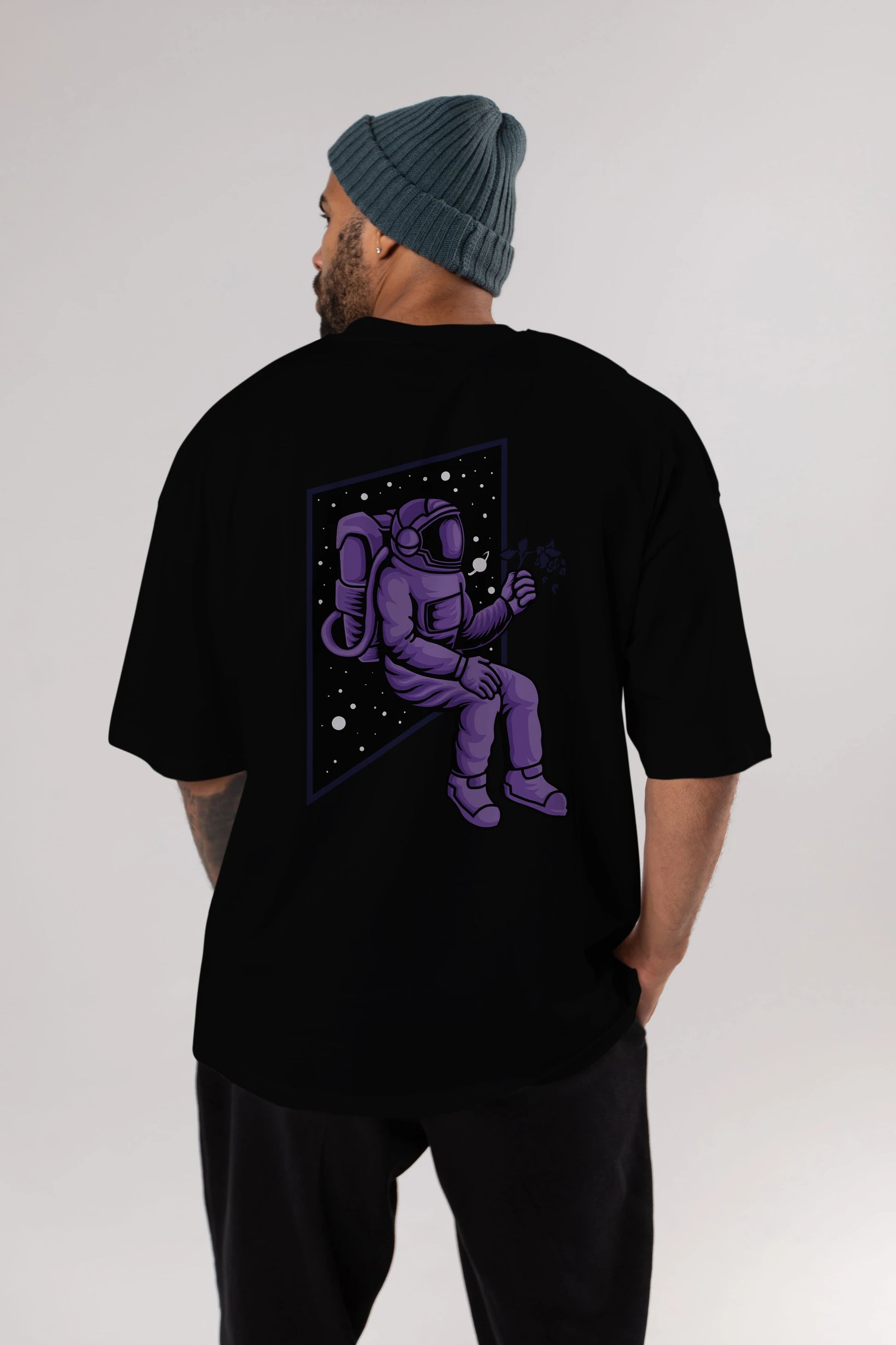 Astronaut holding black rose Arka Baskılı Oversize t-shirt Erkek Kadın Unisex