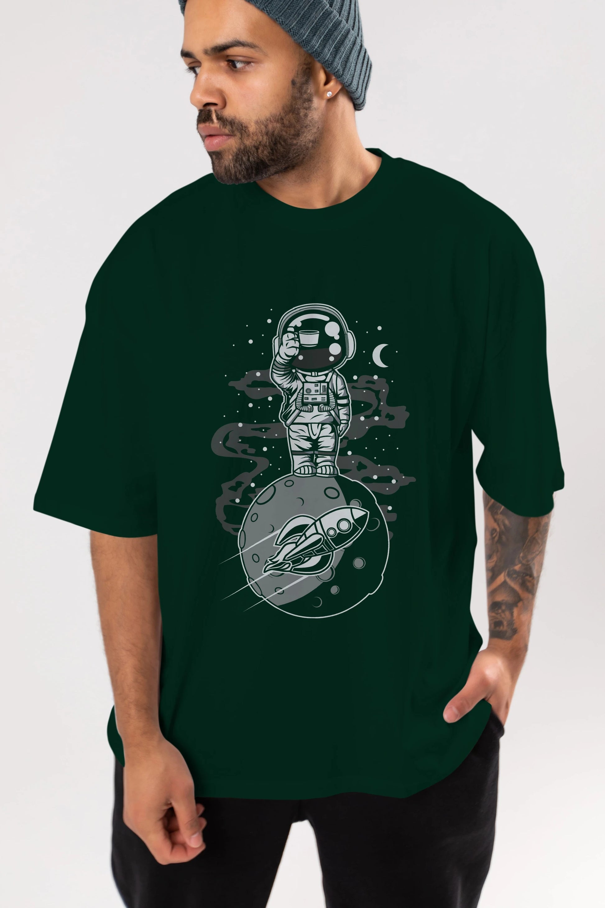 Astronaut Standing On The Moon Ön Baskılı Oversize t-shirt Erkek Kadın Unisex