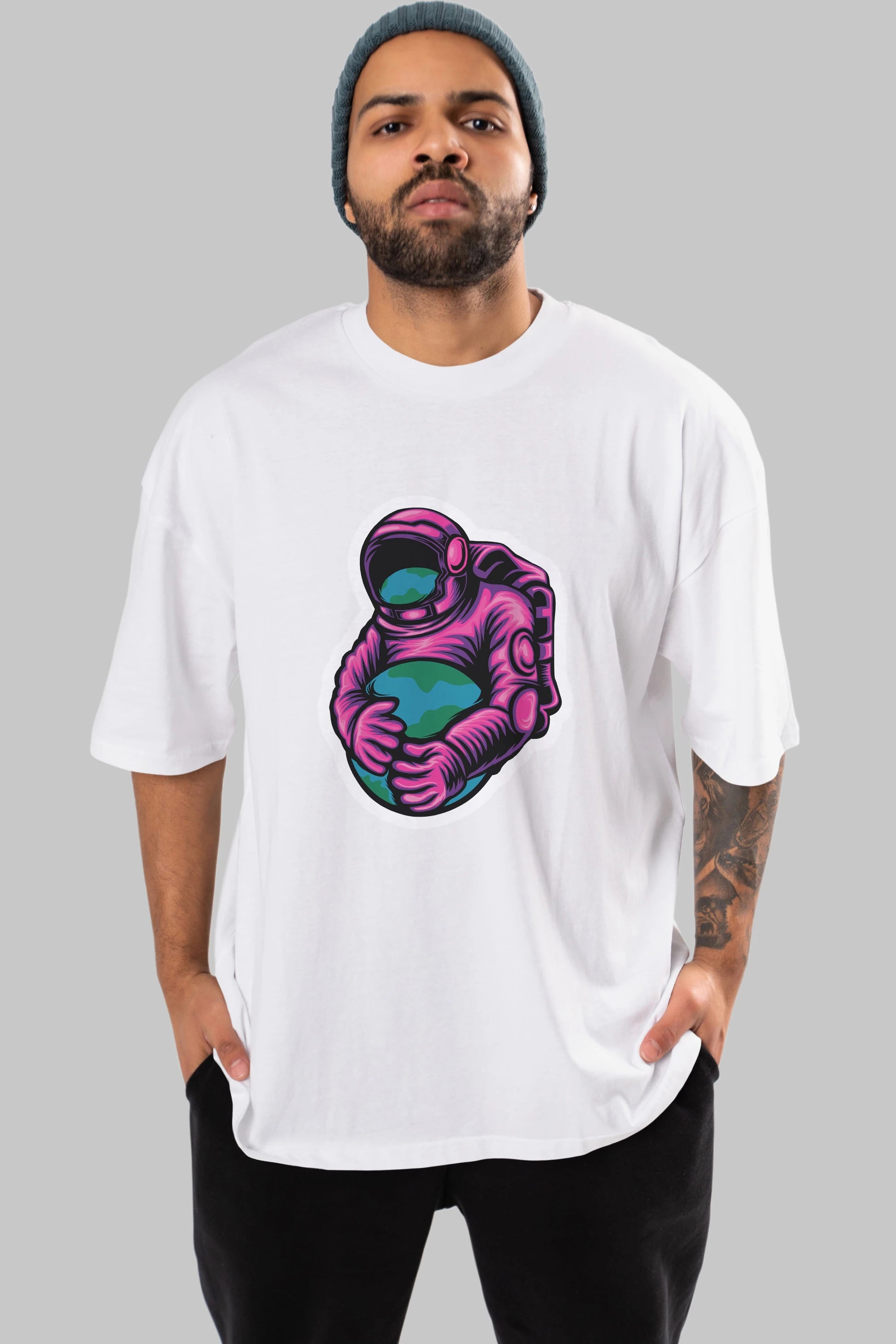 Astronaut Holding Up The Earth Sticker Ön Baskılı Oversize t-shirt Erkek Kadın Unisex