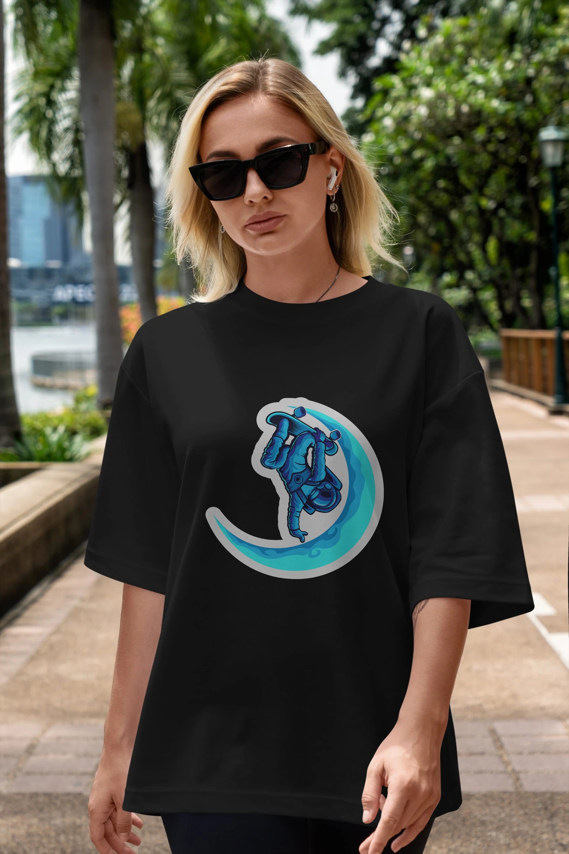 Skating on the moon sticker Ön Baskılı Oversize t-shirt Erkek Kadın Unisex