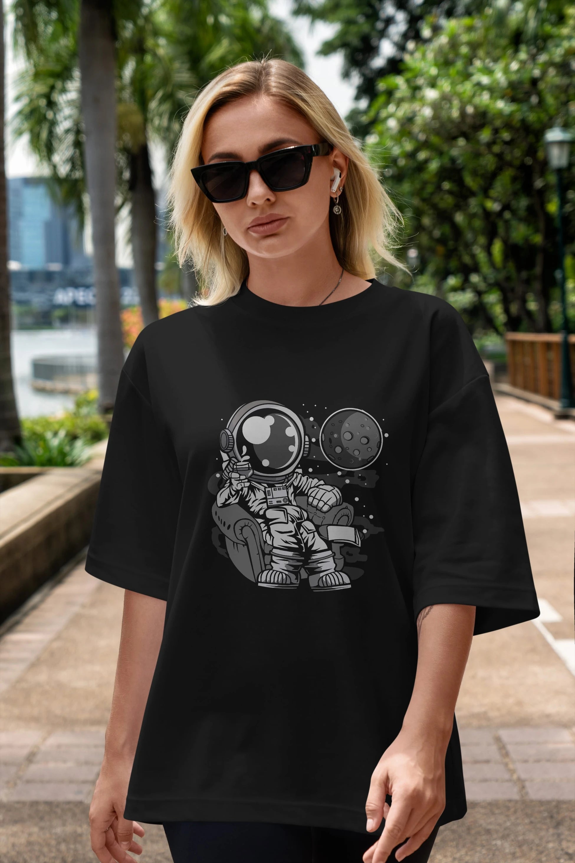 Astronaut Drinking And Relax Ön Baskılı Oversize t-shirt Erkek Kadın Unisex