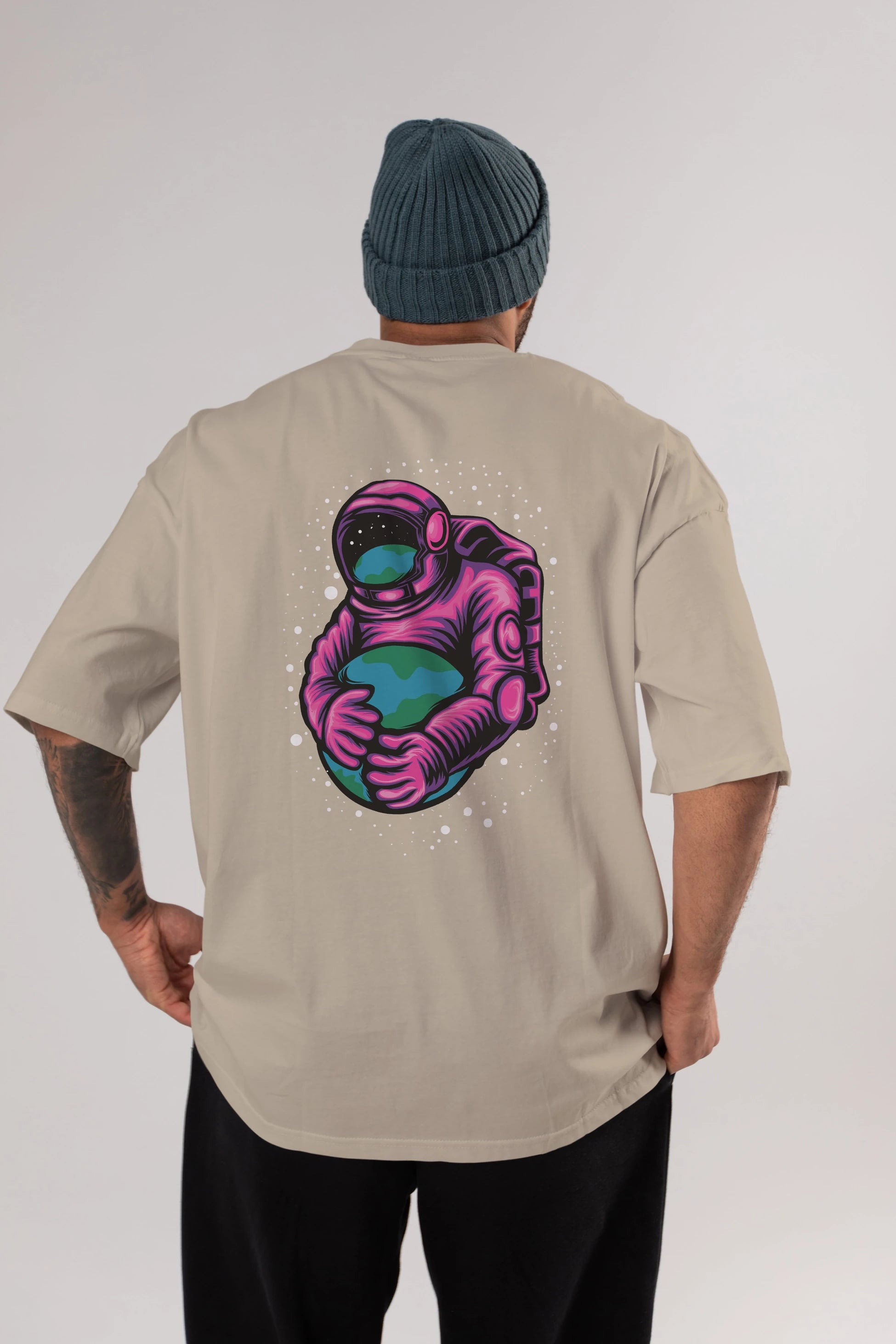 Astronaut Holding Up The Earth Arka Baskılı Oversize t-shirt Erkek Kadın Unisex