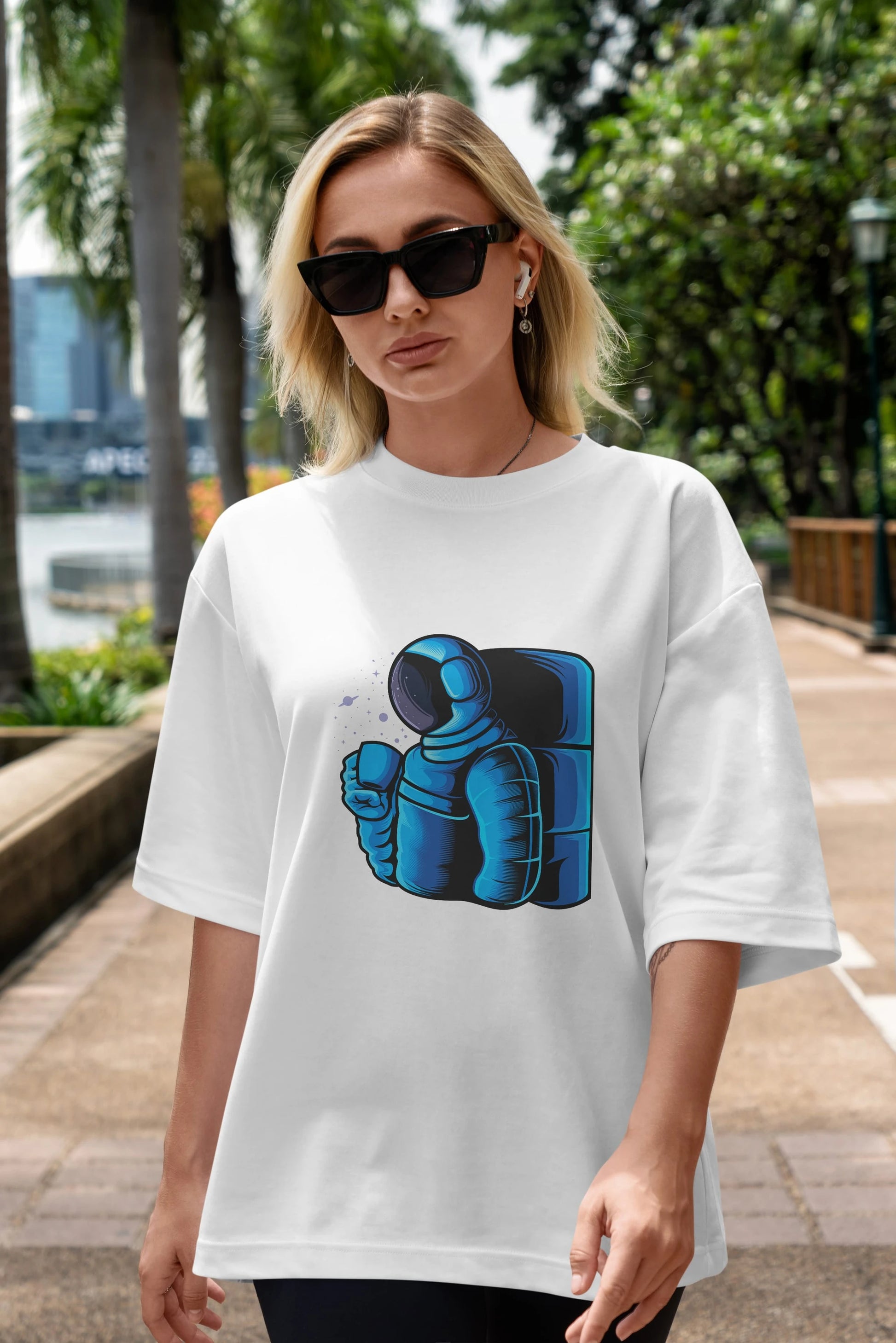 Drinking coffee in space sticker Ön Baskılı Oversize t-shirt Erkek Kadın Unisex