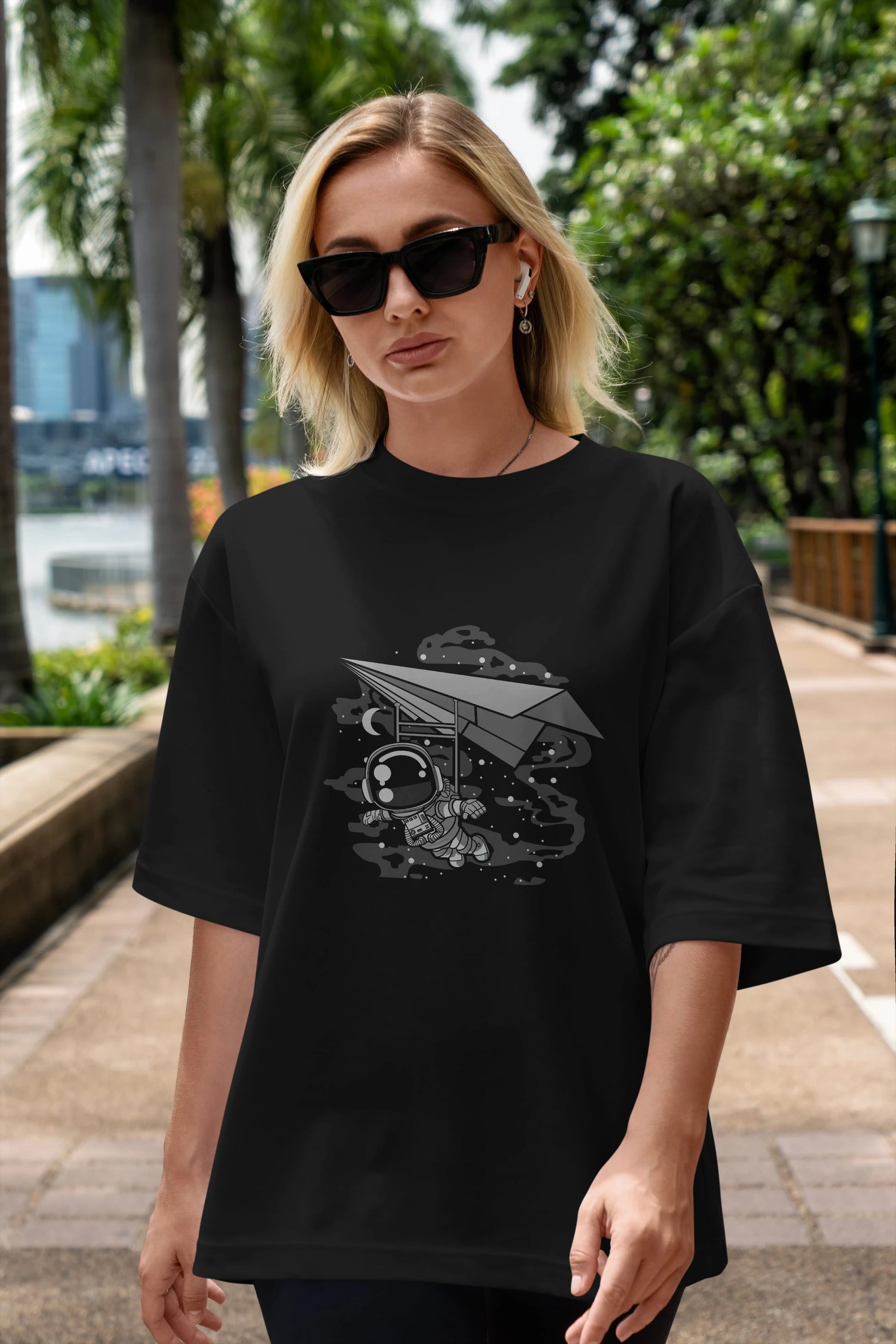 Astronaut Flying Ön Baskılı Oversize t-shirt Erkek Kadın Unisex