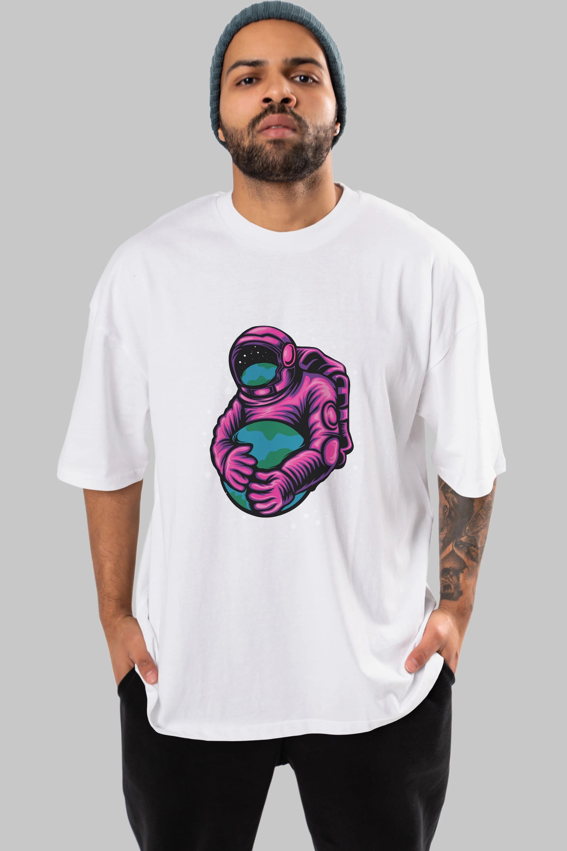 Astronaut Holding Up The Earth Ön Baskılı Oversize t-shirt Erkek Kadın Unisex