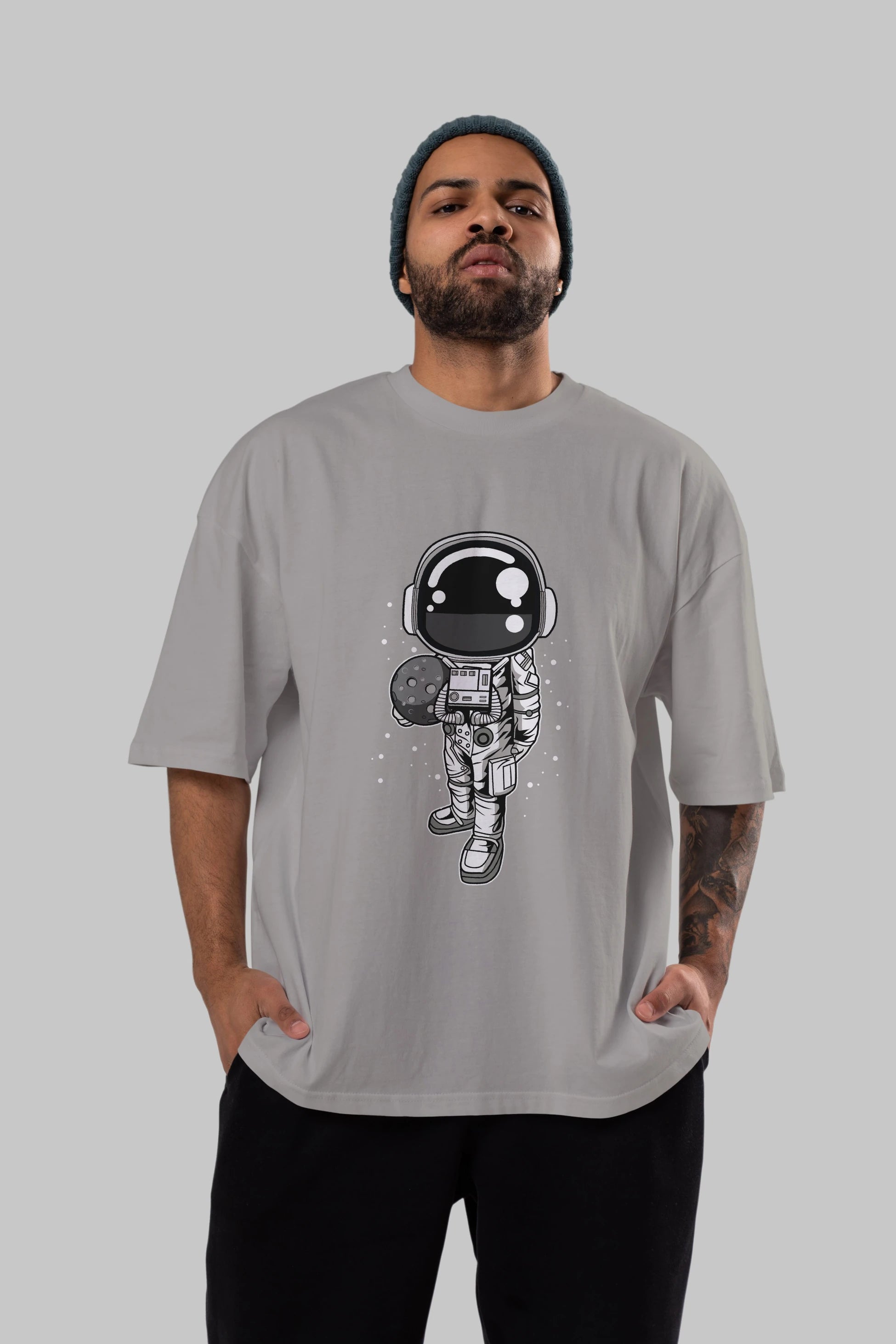 Astronaut Holding The Moon Ön Baskılı Oversize t-shirt Erkek Kadın Unisex