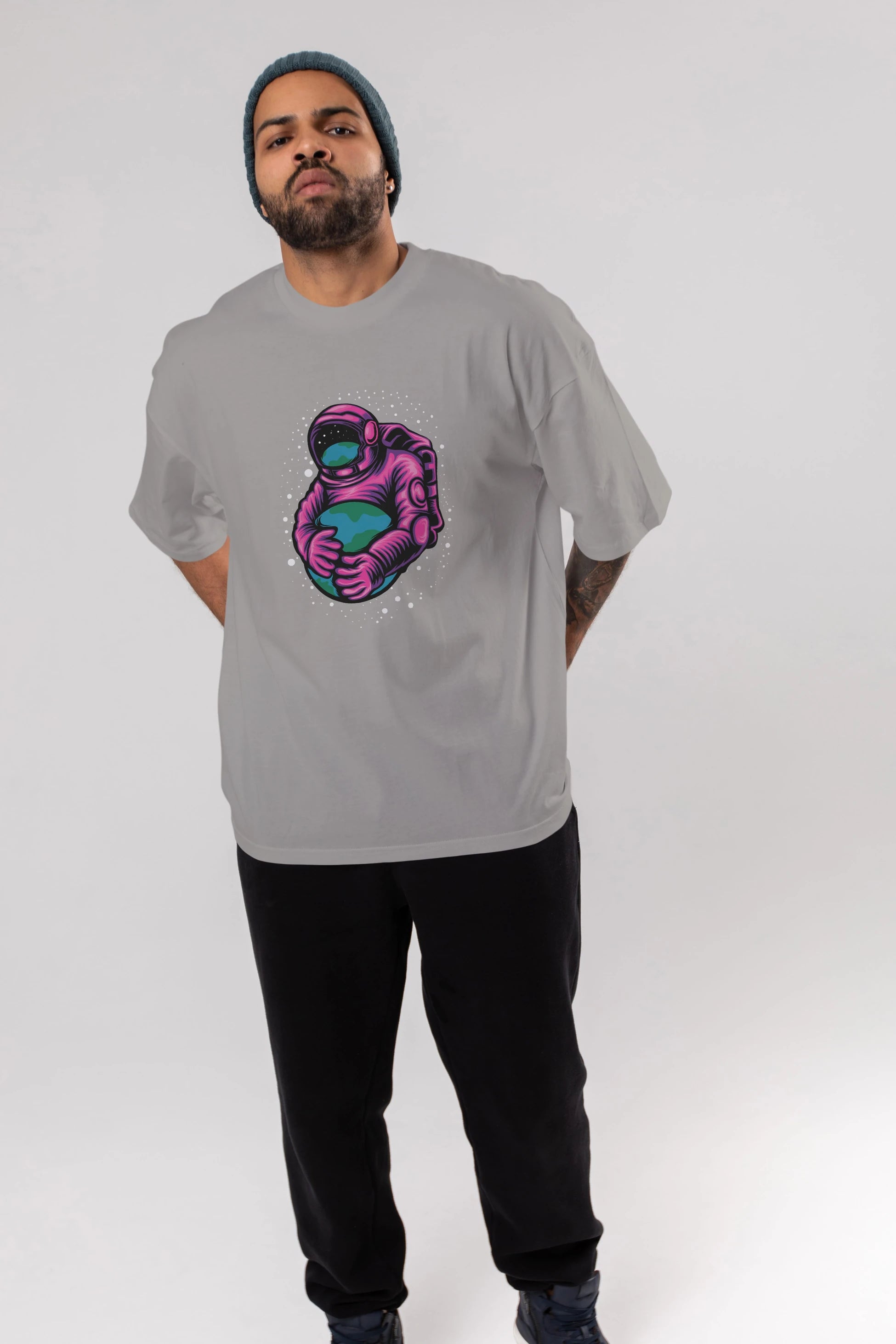 Astronaut Holding Up The Earth Ön Baskılı Oversize t-shirt Erkek Kadın Unisex