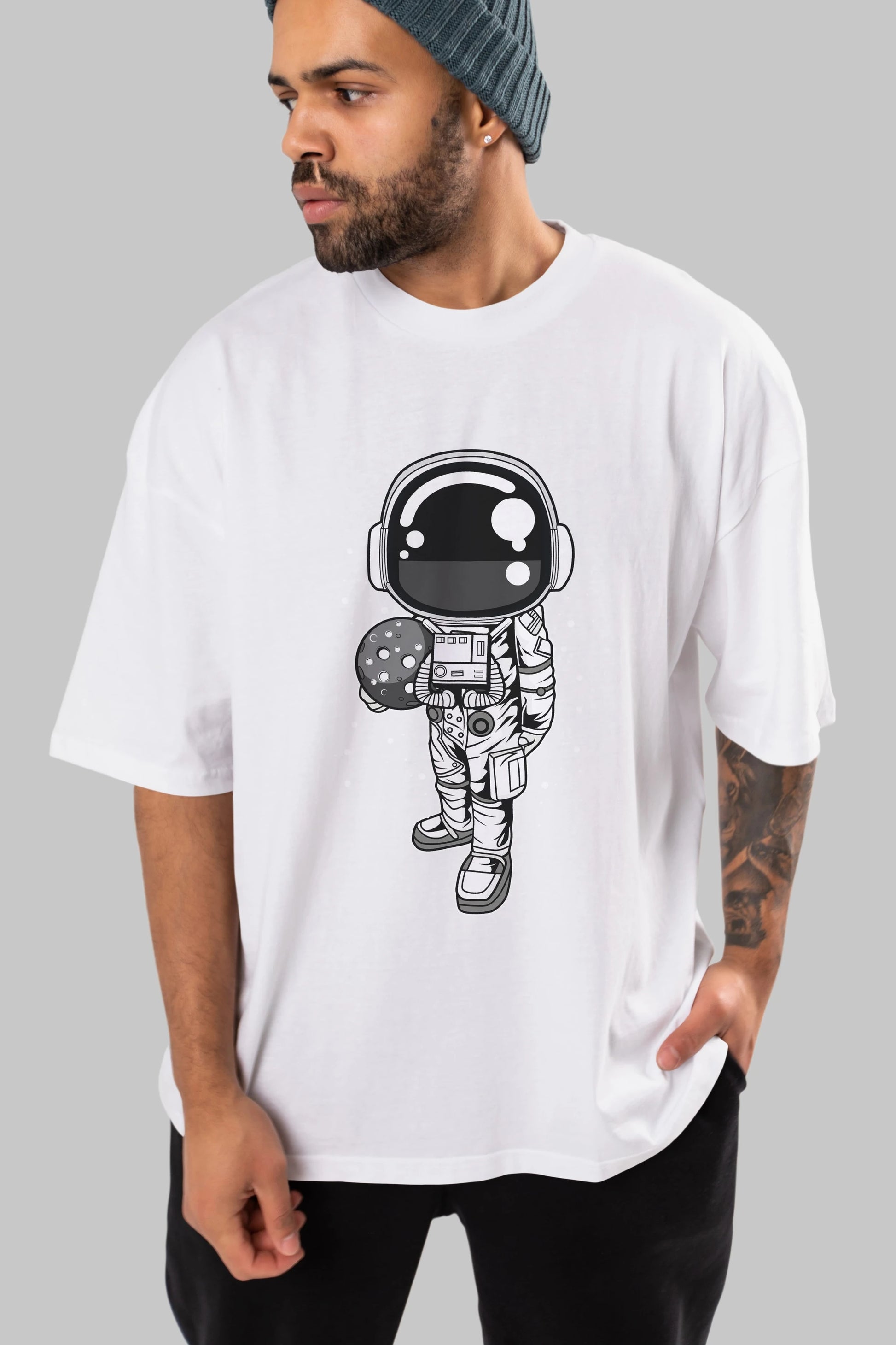 Astronaut Holding The Moon Ön Baskılı Oversize t-shirt Erkek Kadın Unisex