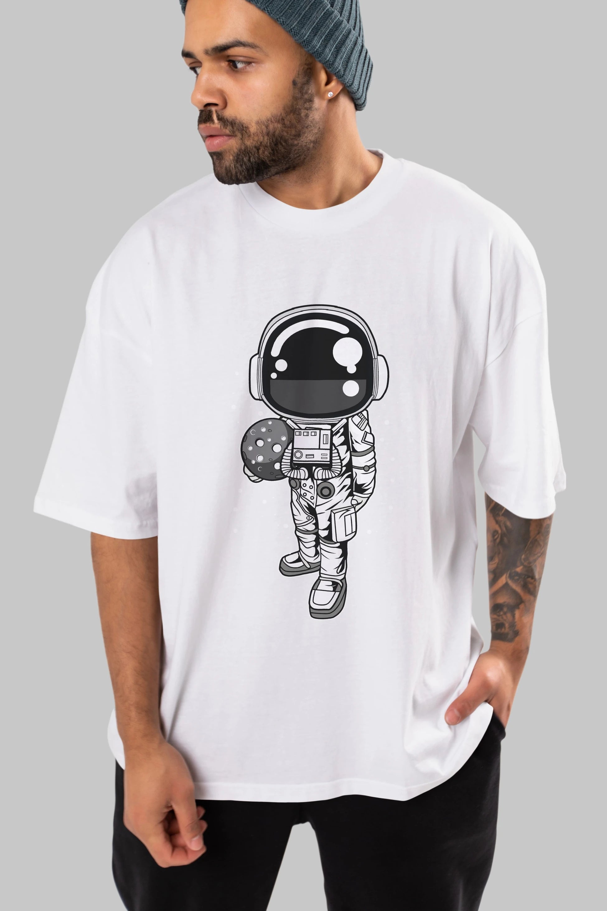Astronaut Holding The Moon Ön Baskılı Oversize t-shirt Erkek Kadın Unisex