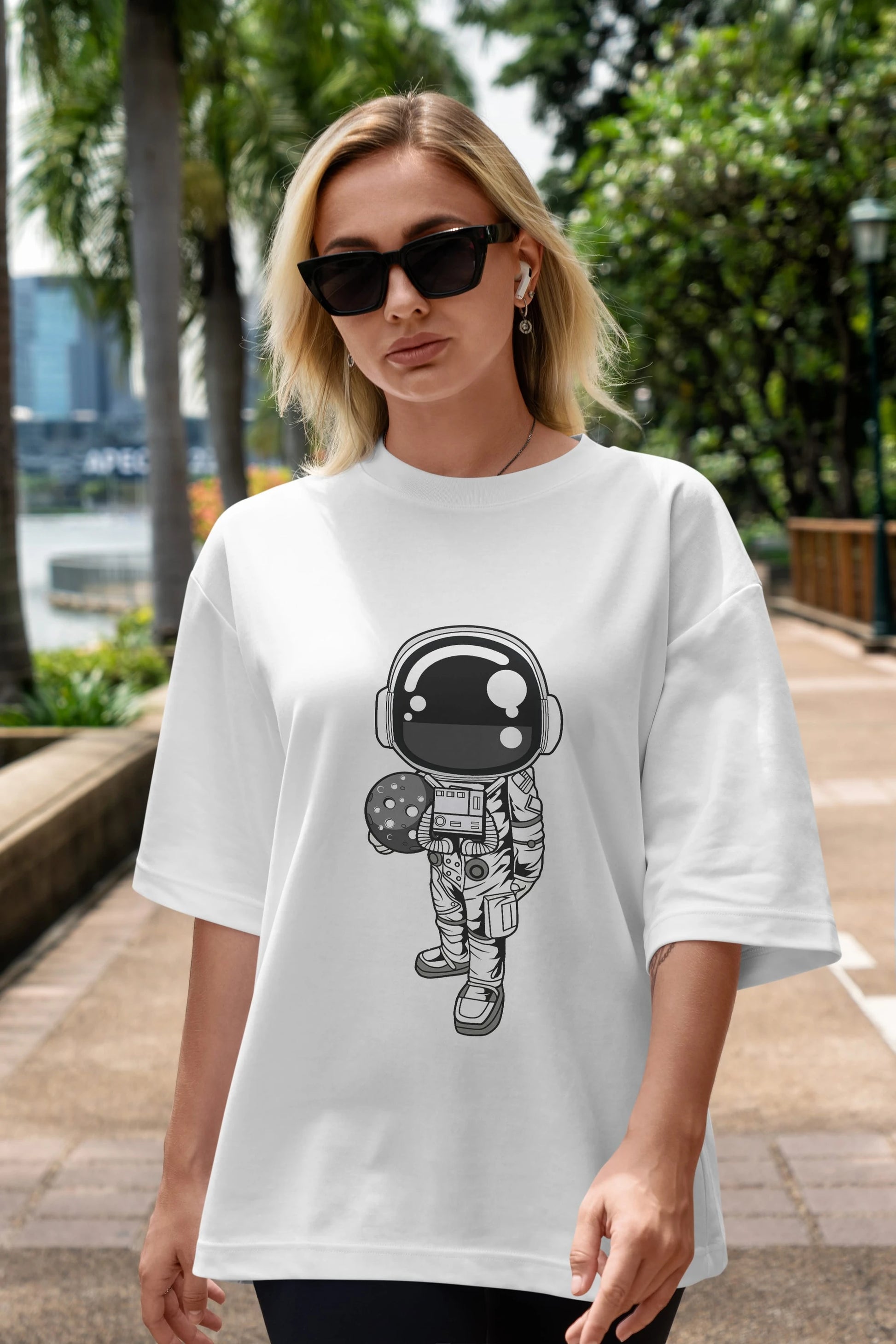Astronaut Holding The Moon Ön Baskılı Oversize t-shirt Erkek Kadın Unisex