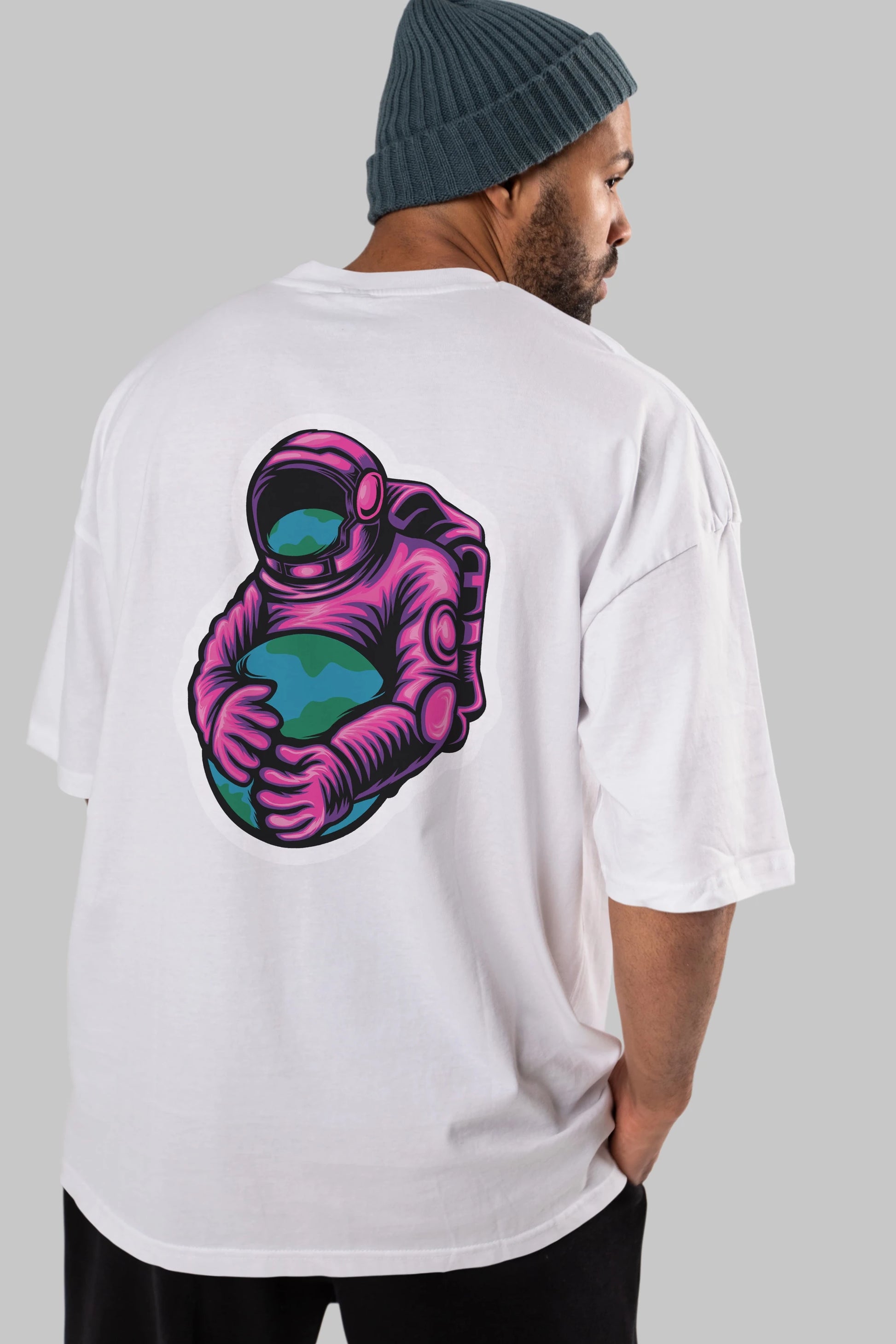 Astronaut Holding Up The Earth Sticker Arka Baskılı Oversize t-shirt Erkek Kadın Unisex