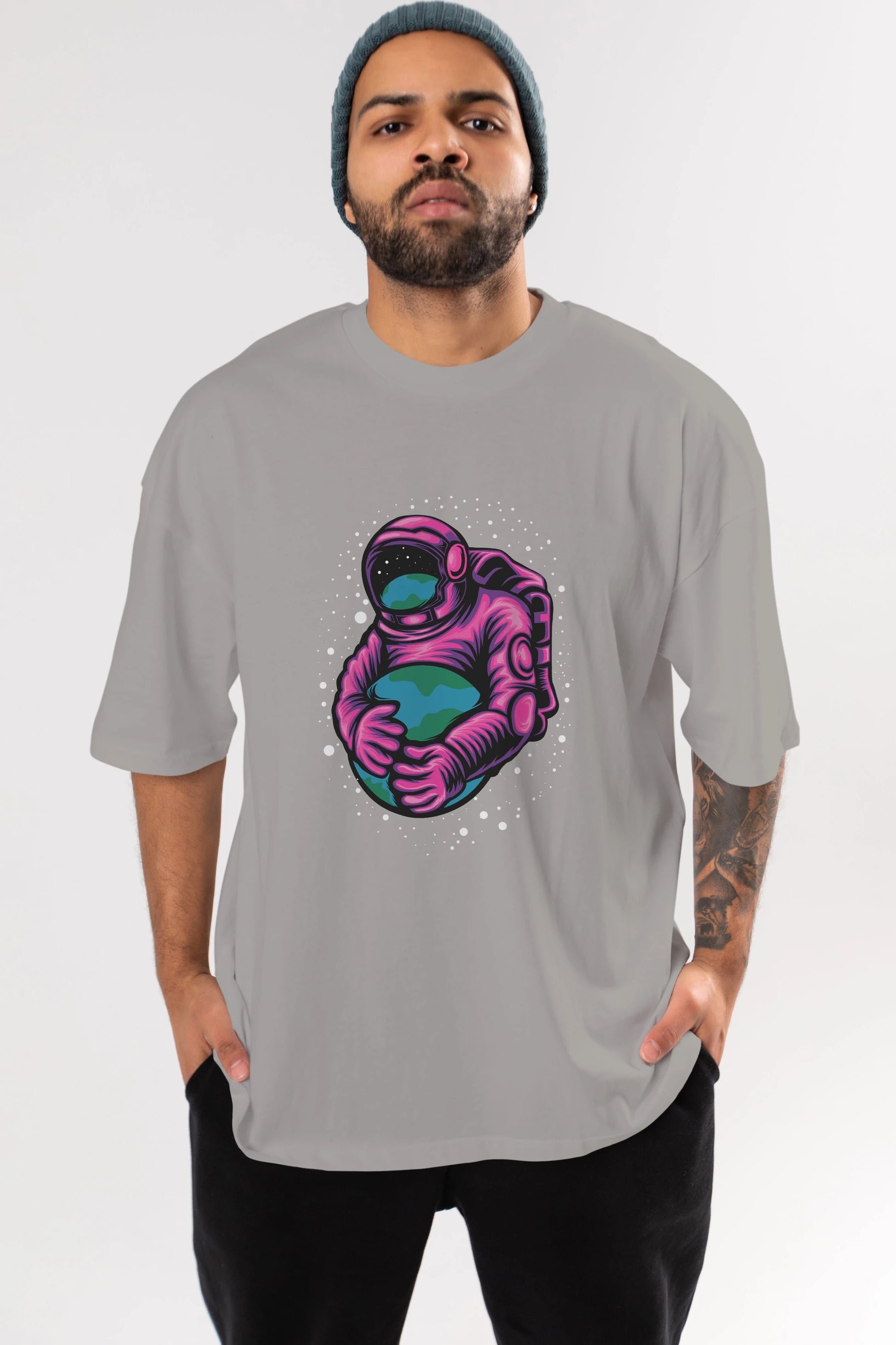 Astronaut Holding Up The Earth Ön Baskılı Oversize t-shirt Erkek Kadın Unisex
