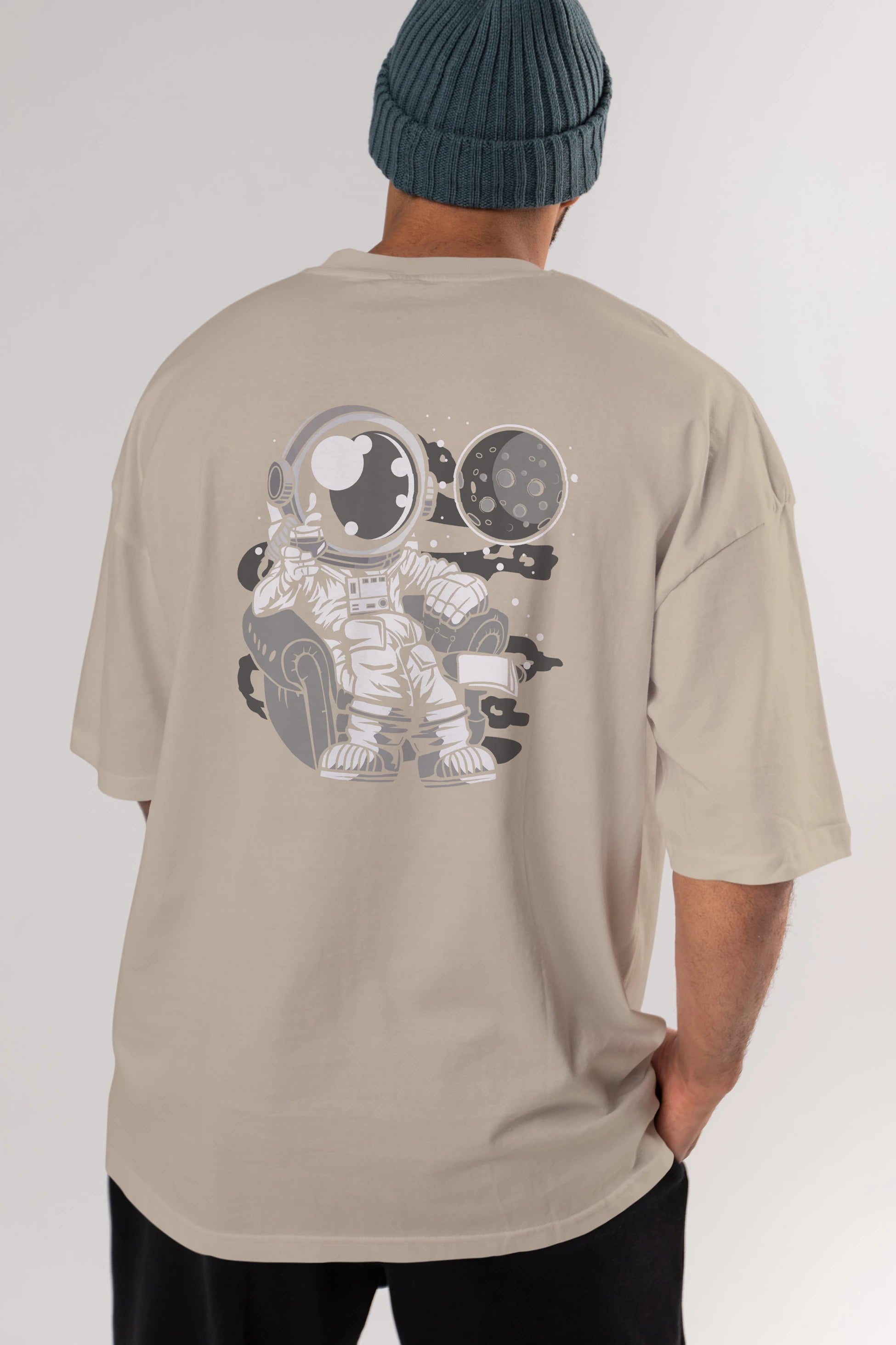 Astronaut Drinking And Relax Arka Baskılı Oversize t-shirt Erkek Kadın Unisex
