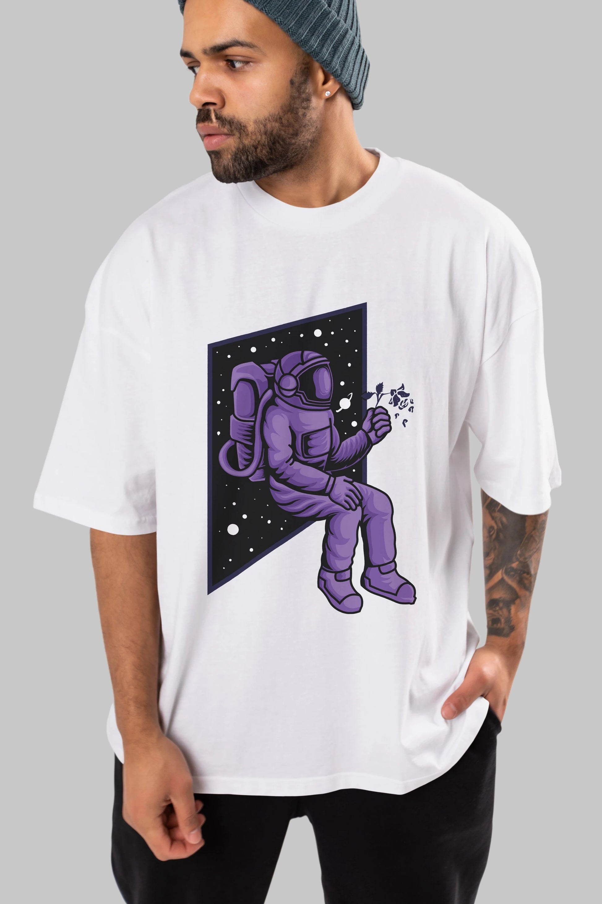 Astronaut holding black rose Ön Baskılı Oversize t-shirt Erkek Kadın Unisex