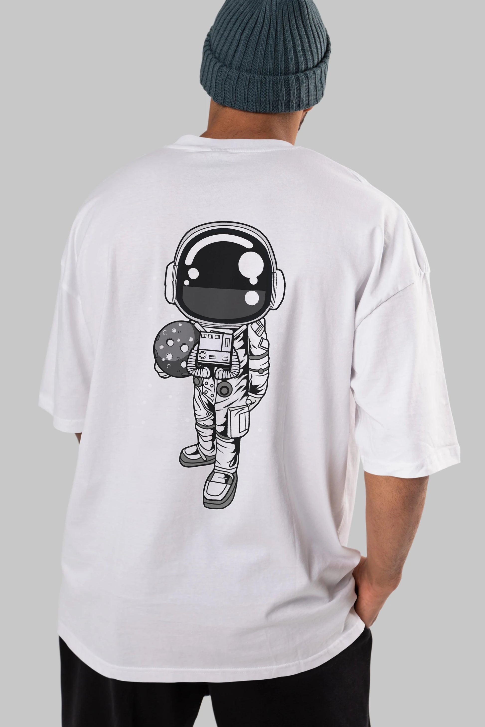 Astronaut Holding The Moon Arka Baskılı Oversize t-shirt Erkek Kadın Unisex