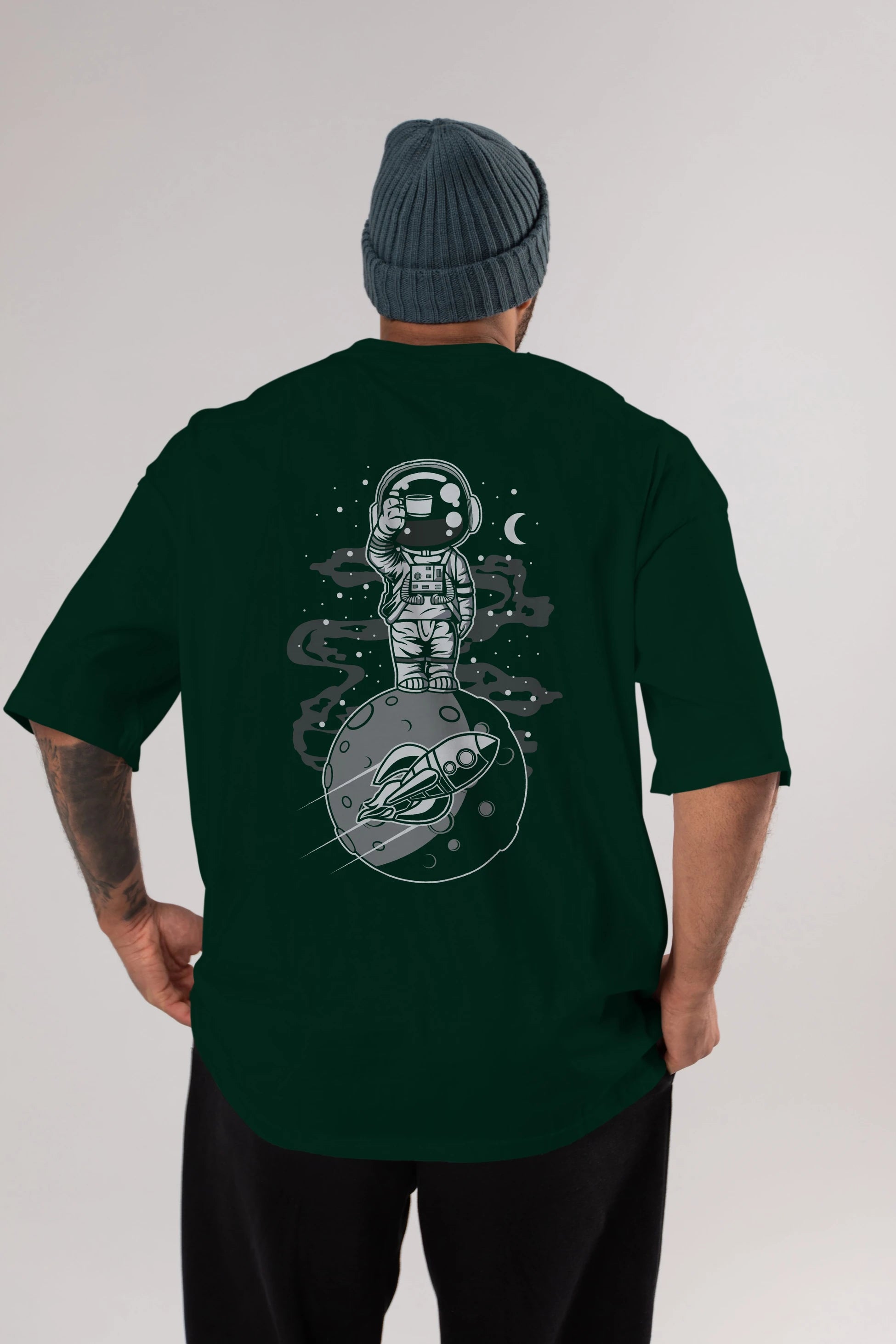 Astronaut Standing On The Moon Arka Baskılı Oversize t-shirt Erkek Kadın Unisex