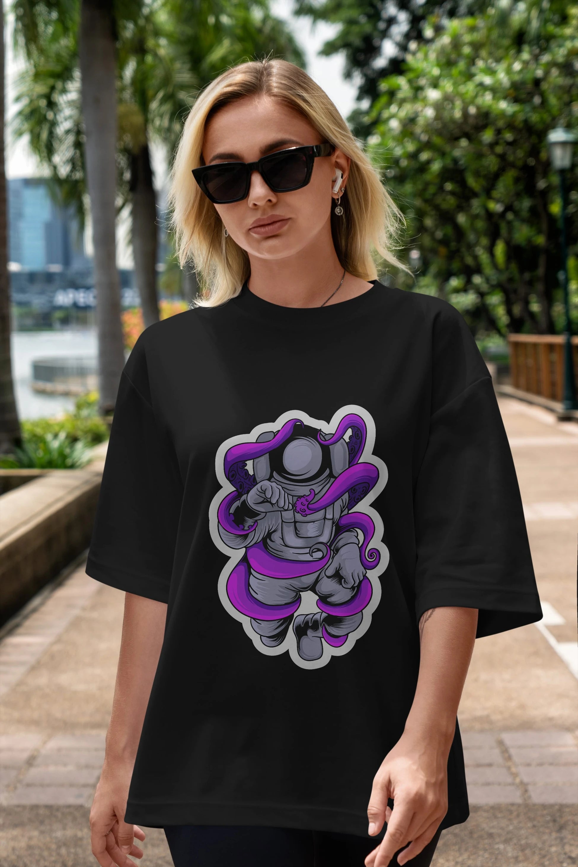 Astronaut fighting octopus sticker Ön Baskılı Oversize t-shirt Erkek Kadın Unisex
