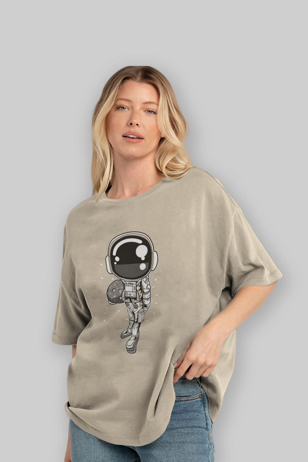 Astronaut Holding The Moon Ön Baskılı Oversize t-shirt Erkek Kadın Unisex