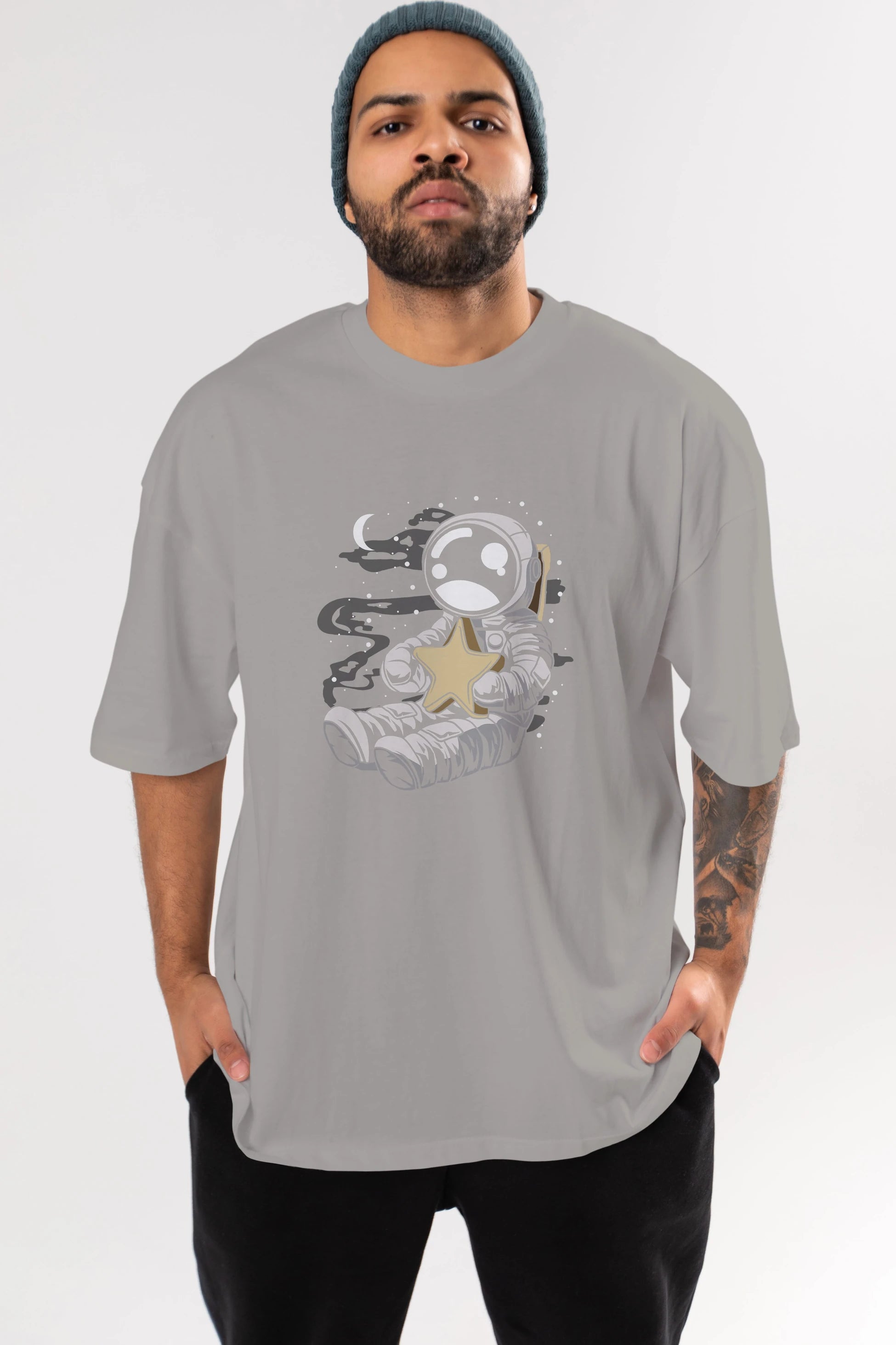Astronaut Holding The Star Ön Baskılı Oversize t-shirt Erkek Kadın Unisex