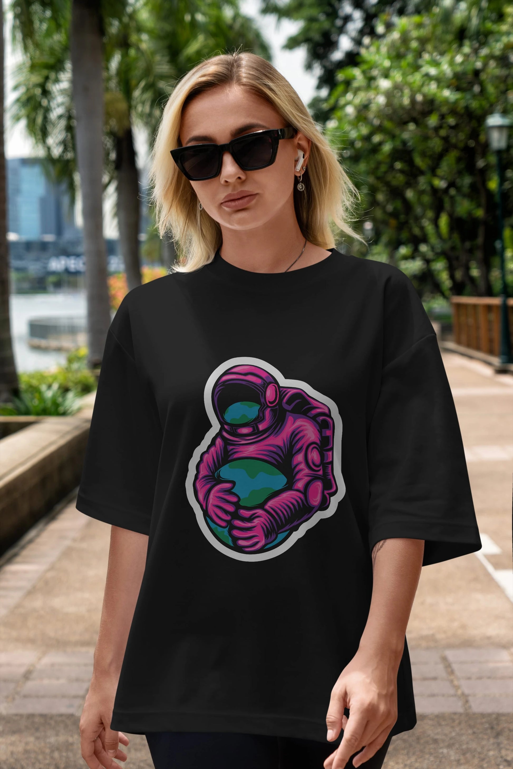 Astronaut Holding Up The Earth Sticker Ön Baskılı Oversize t-shirt Erkek Kadın Unisex