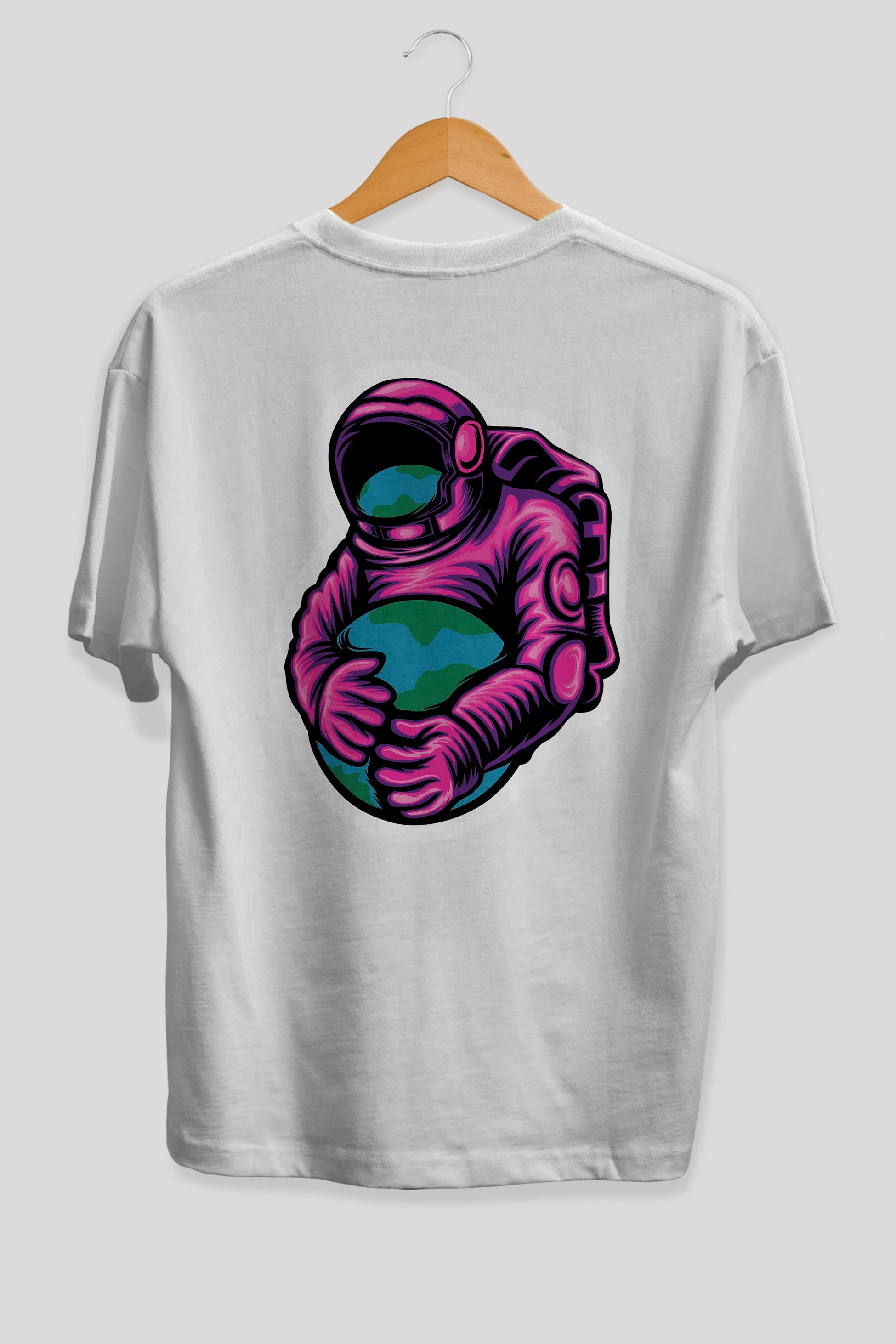 Astronaut Holding Up The Earth Sticker Arka Baskılı Oversize t-shirt Erkek Kadın Unisex