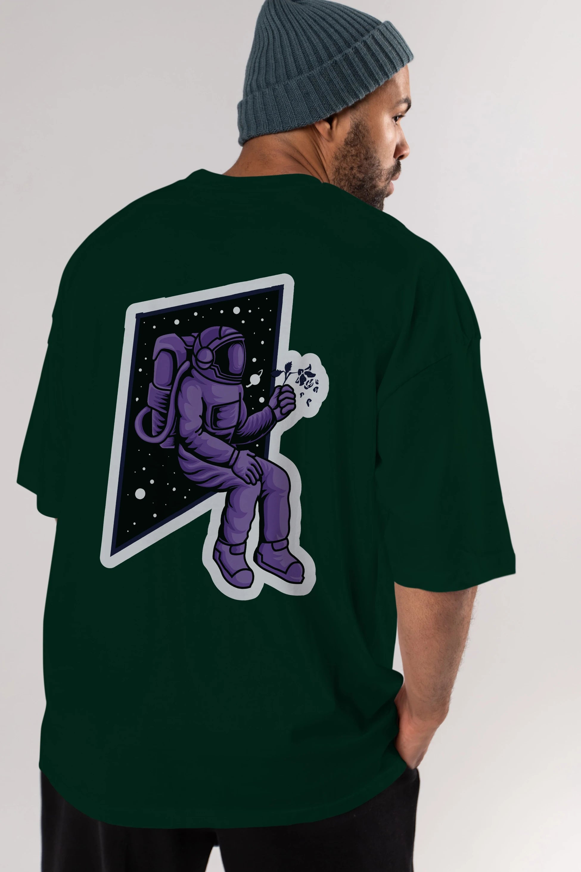 Astronaut holding black rose sticker Arka Baskılı Oversize t-shirt Erkek Kadın Unisex