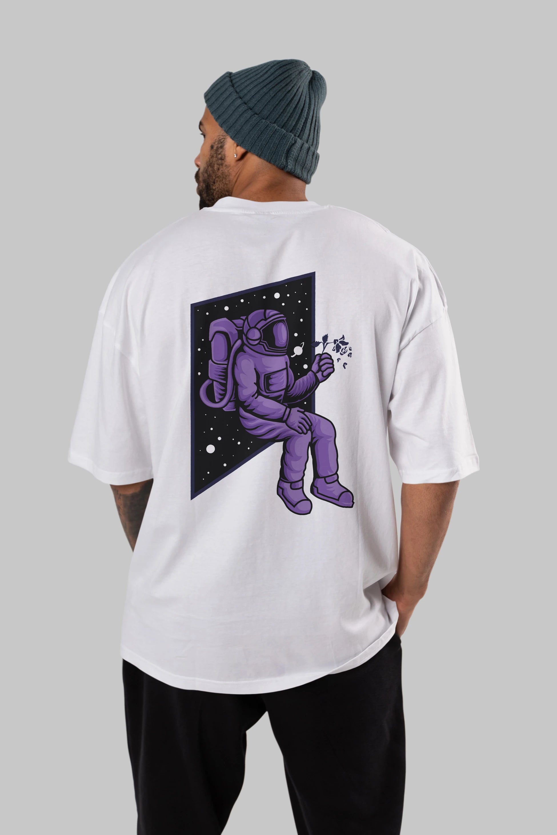 Astronaut holding black rose Arka Baskılı Oversize t-shirt Erkek Kadın Unisex