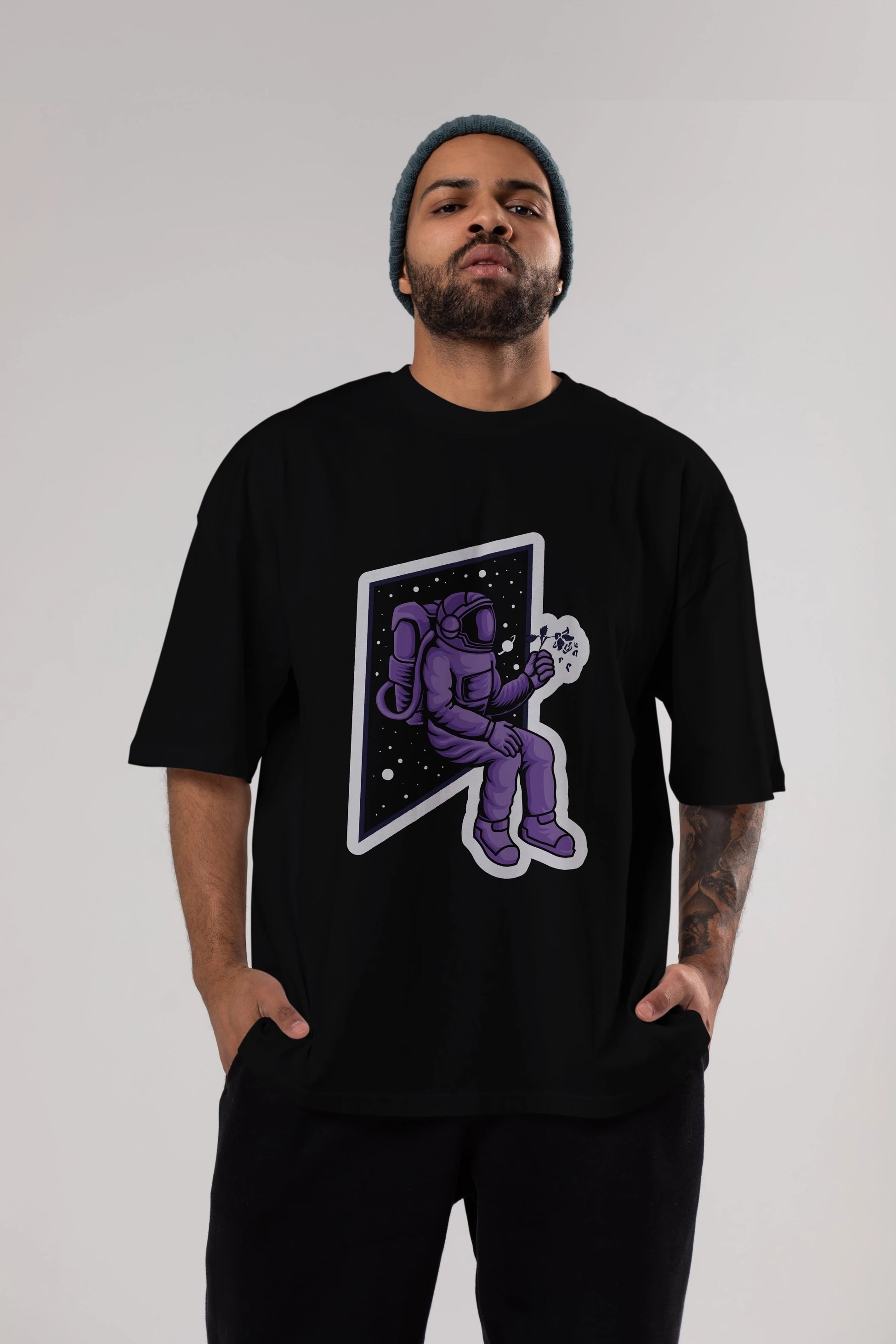Astronaut holding black rose sticker Ön Baskılı Oversize t-shirt Erkek Kadın Unisex