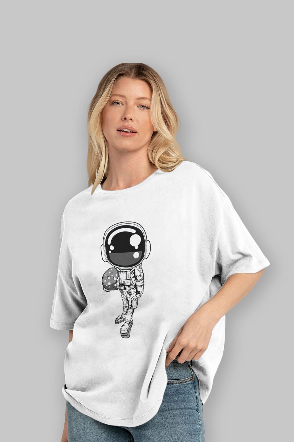 Astronaut Holding The Moon Ön Baskılı Oversize t-shirt Erkek Kadın Unisex