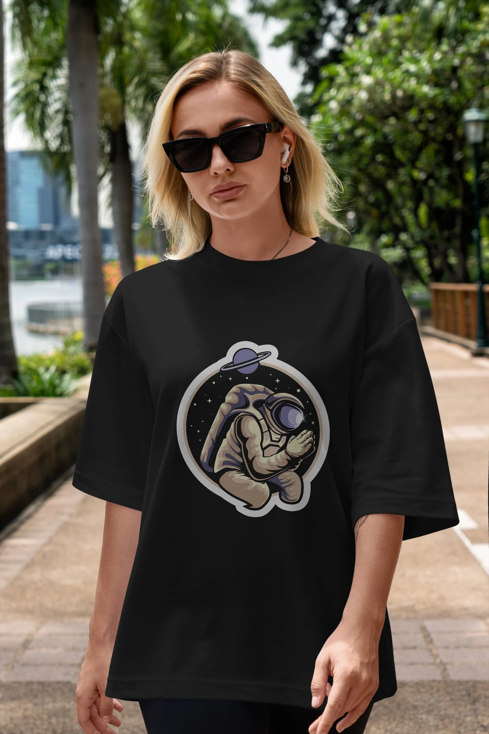 Astronaut Praying Sticker Ön Baskılı Oversize t-shirt Erkek Kadın Unisex