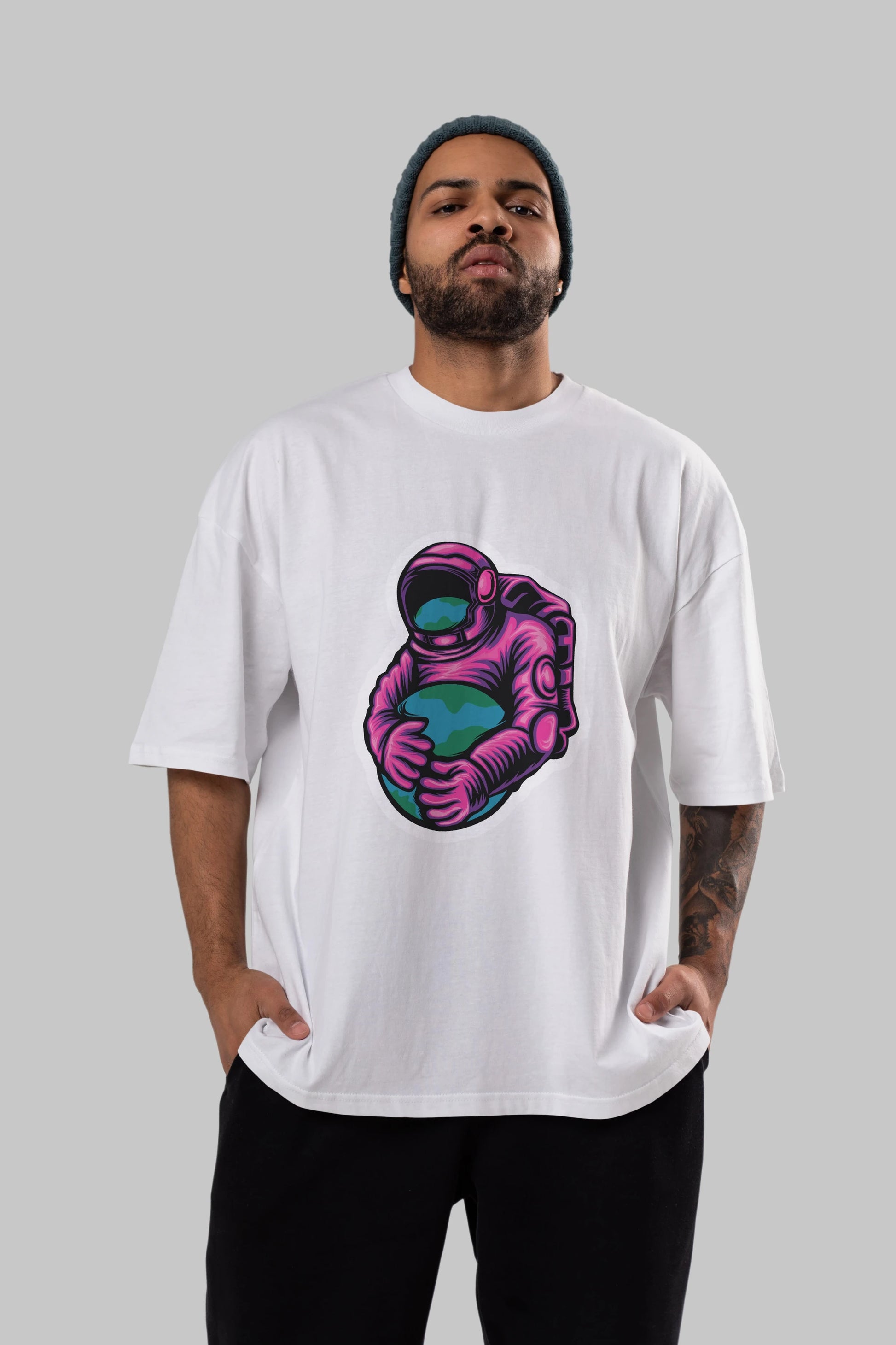 Astronaut Holding Up The Earth Sticker Ön Baskılı Oversize t-shirt Erkek Kadın Unisex
