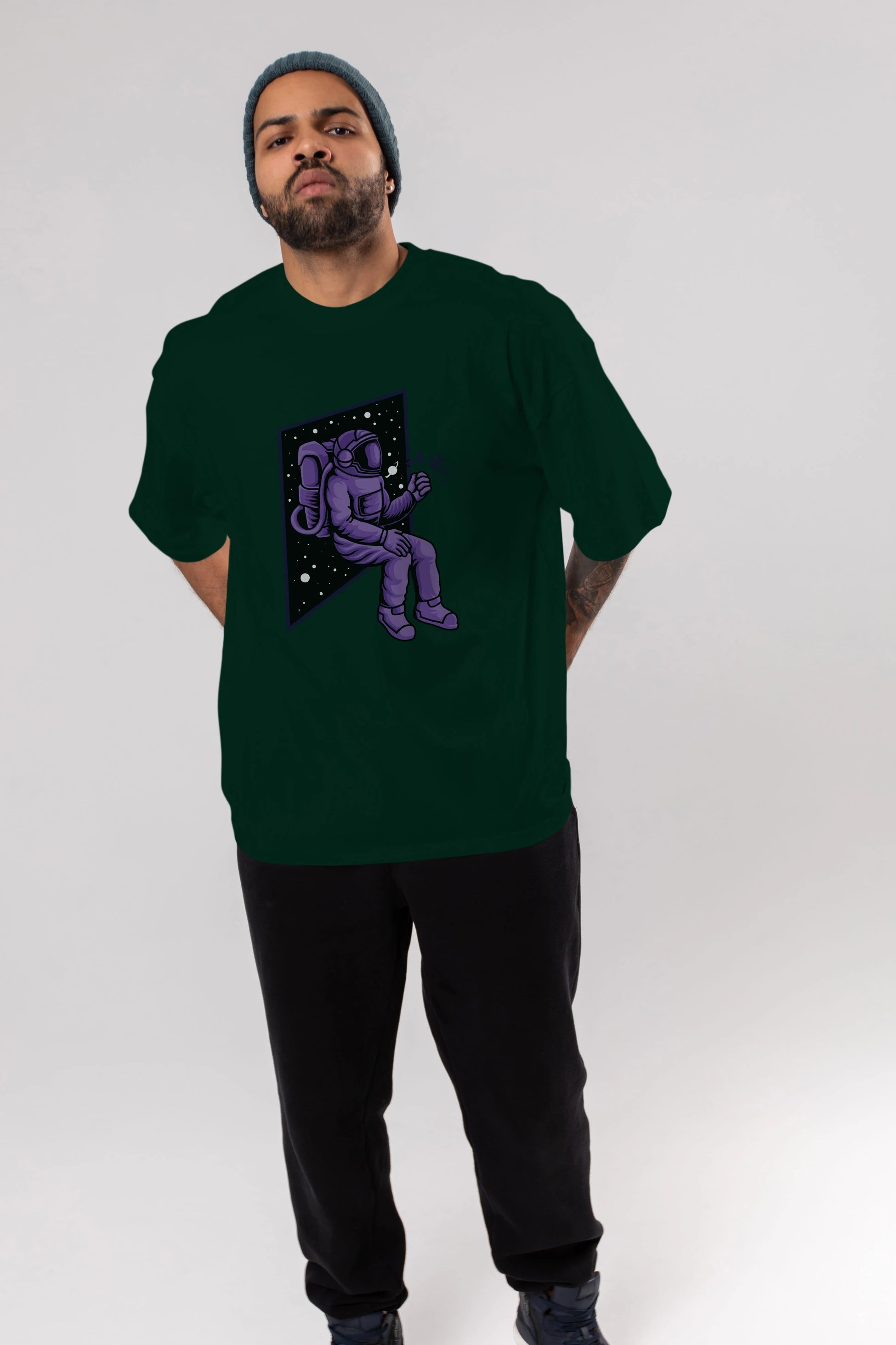 Astronaut holding black rose Ön Baskılı Oversize t-shirt Erkek Kadın Unisex