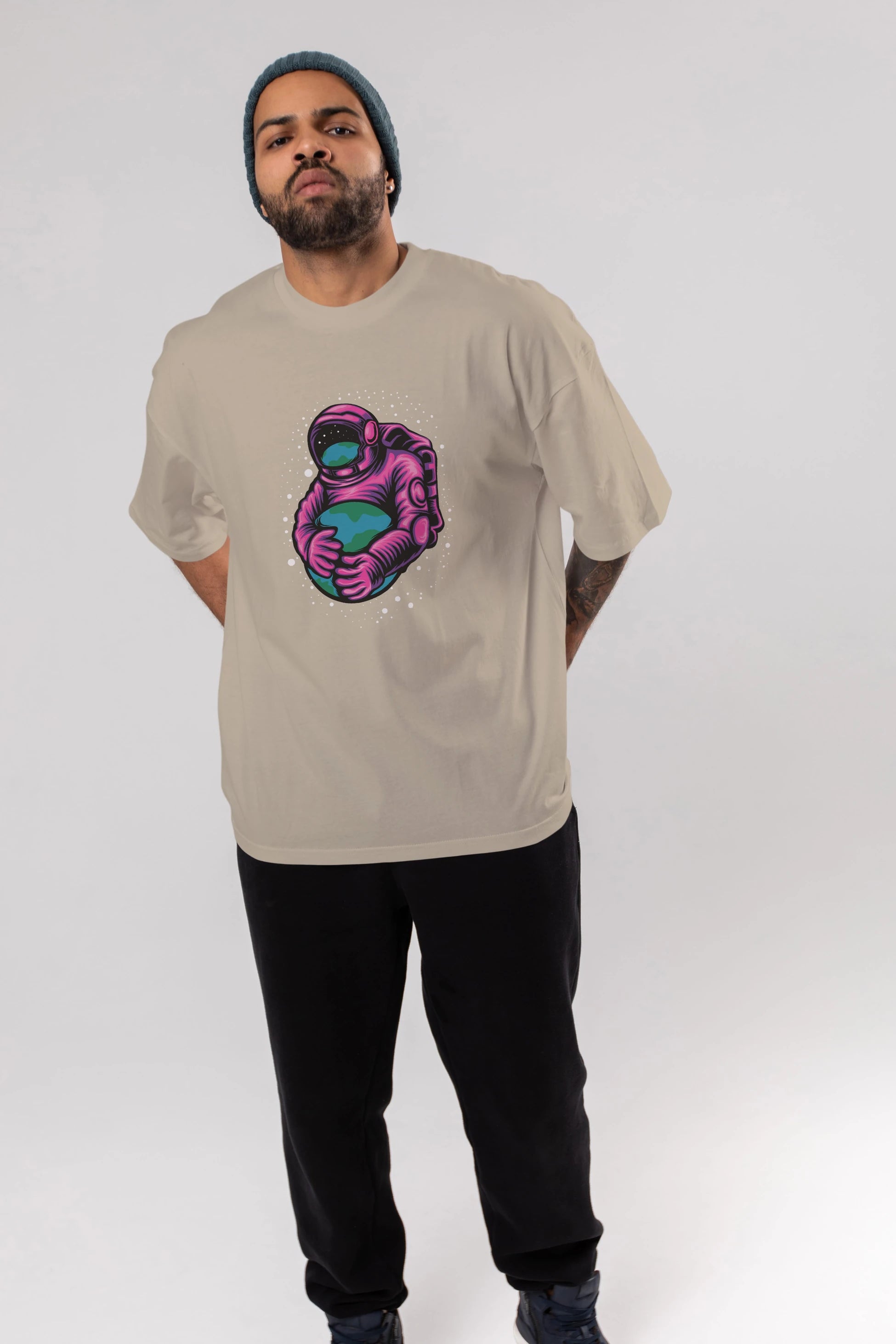 Astronaut Holding Up The Earth Ön Baskılı Oversize t-shirt Erkek Kadın Unisex