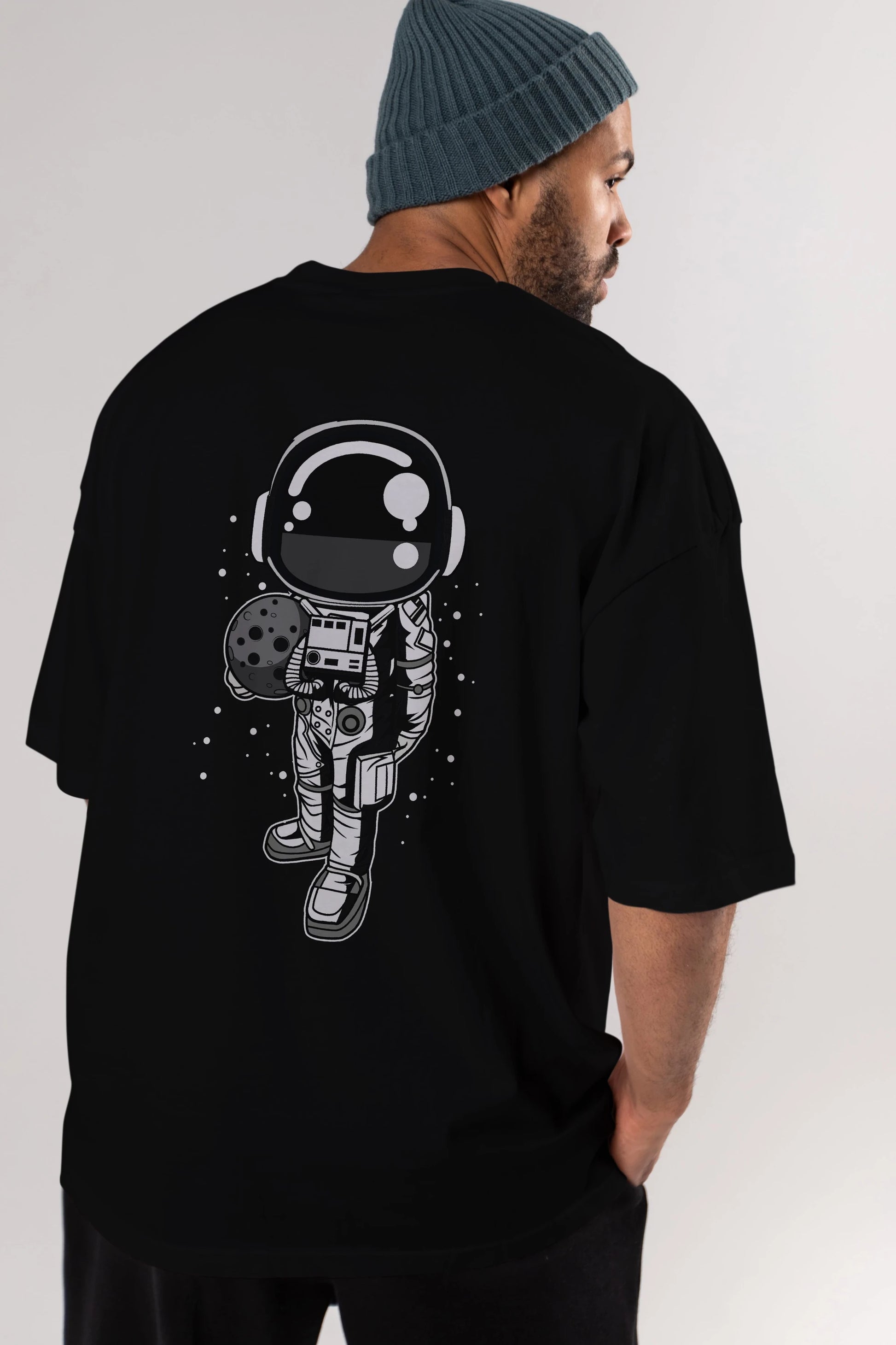 Astronaut Holding The Moon Arka Baskılı Oversize t-shirt Erkek Kadın Unisex