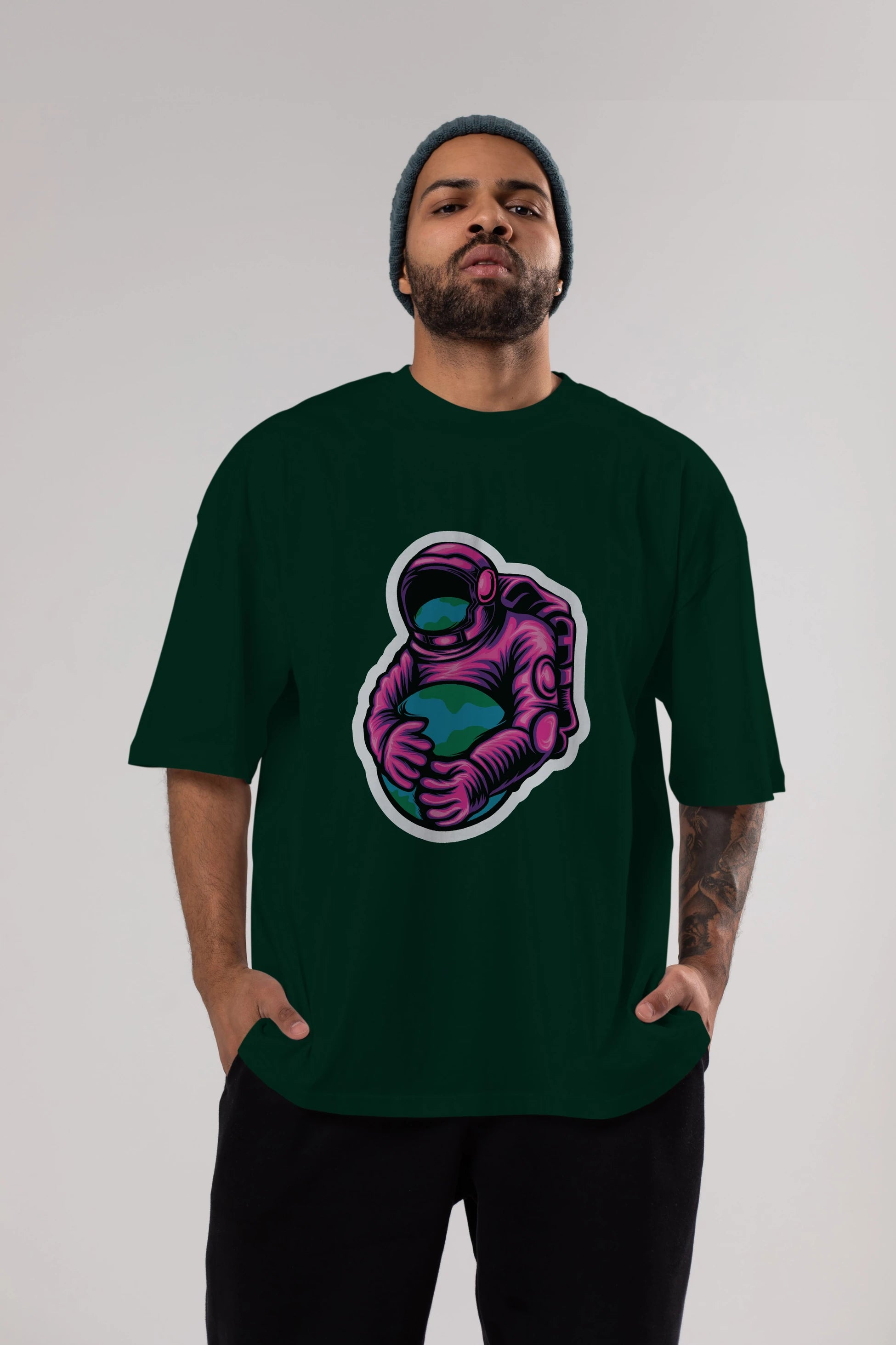 Astronaut Holding Up The Earth Sticker Ön Baskılı Oversize t-shirt Erkek Kadın Unisex