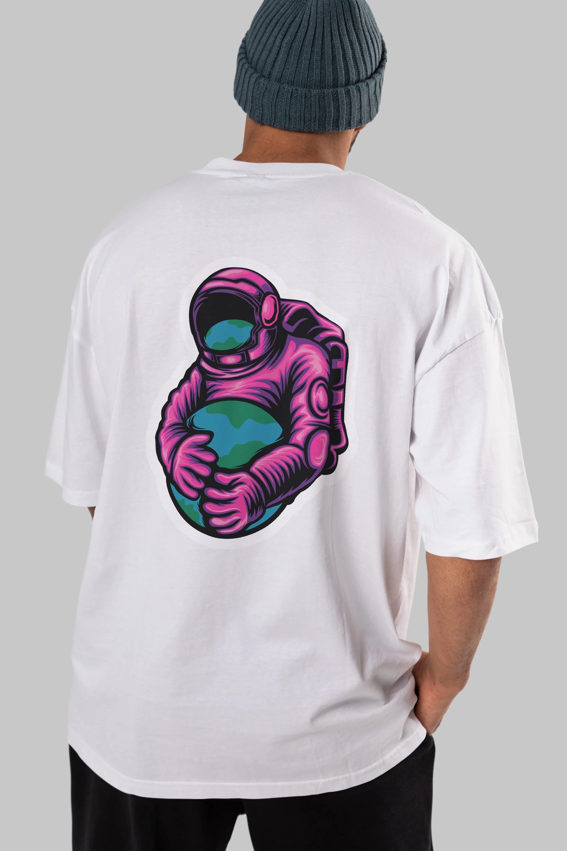 Astronaut Holding Up The Earth Sticker Arka Baskılı Oversize t-shirt Erkek Kadın Unisex