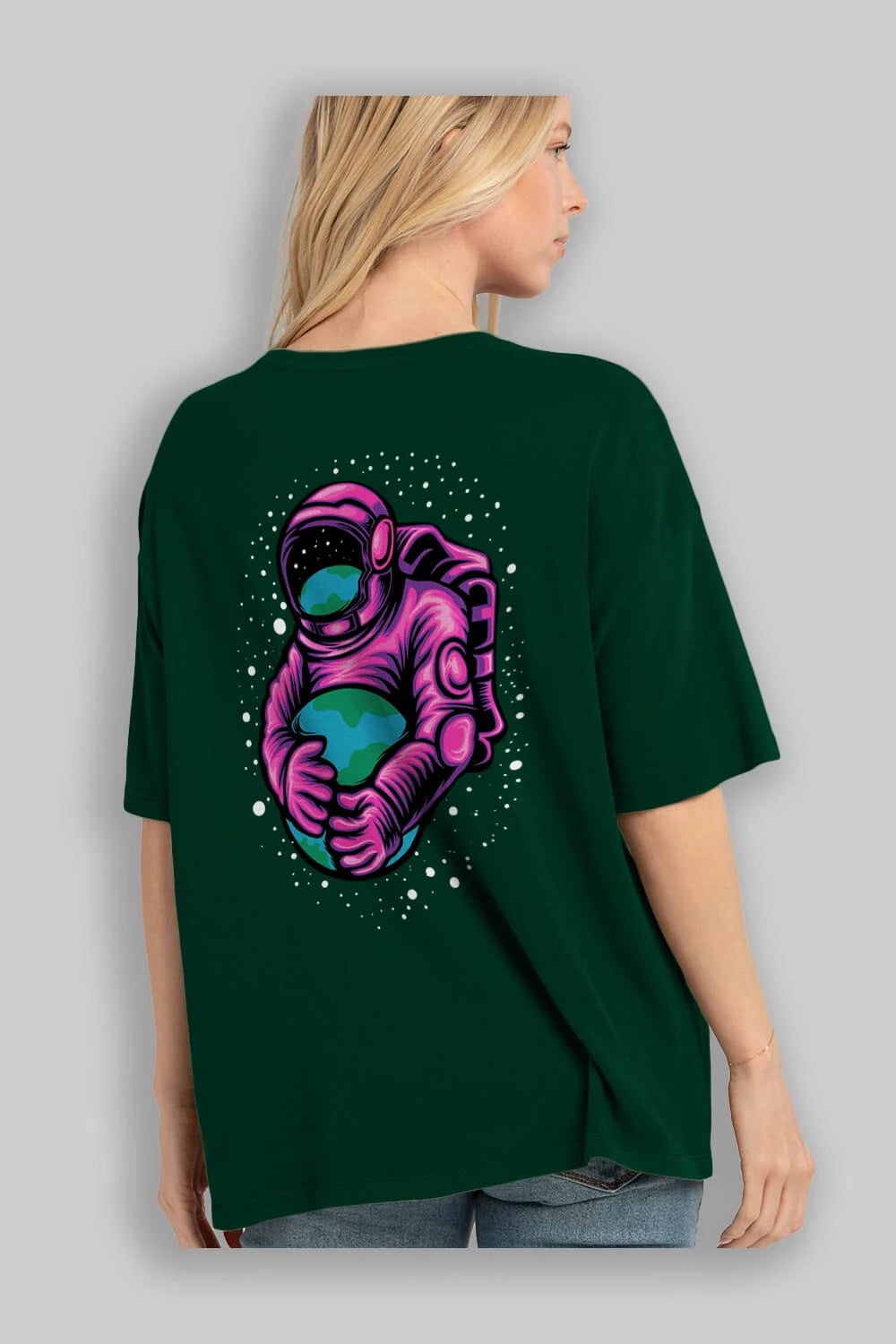 Astronaut Holding Up The Earth Arka Baskılı Oversize t-shirt Erkek Kadın Unisex