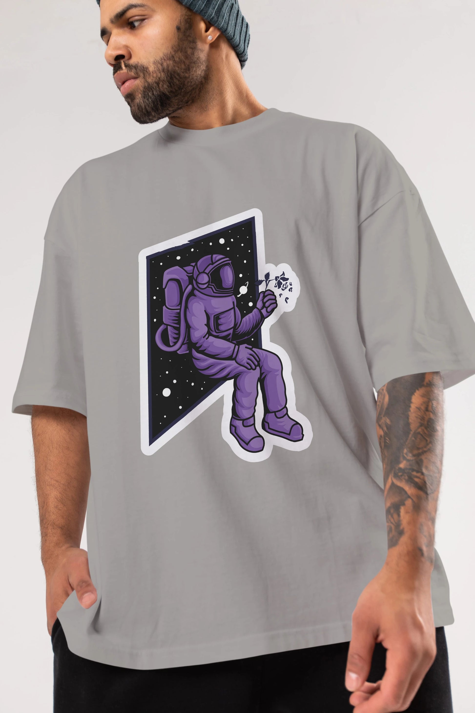 Astronaut holding black rose sticker Ön Baskılı Oversize t-shirt Erkek Kadın Unisex