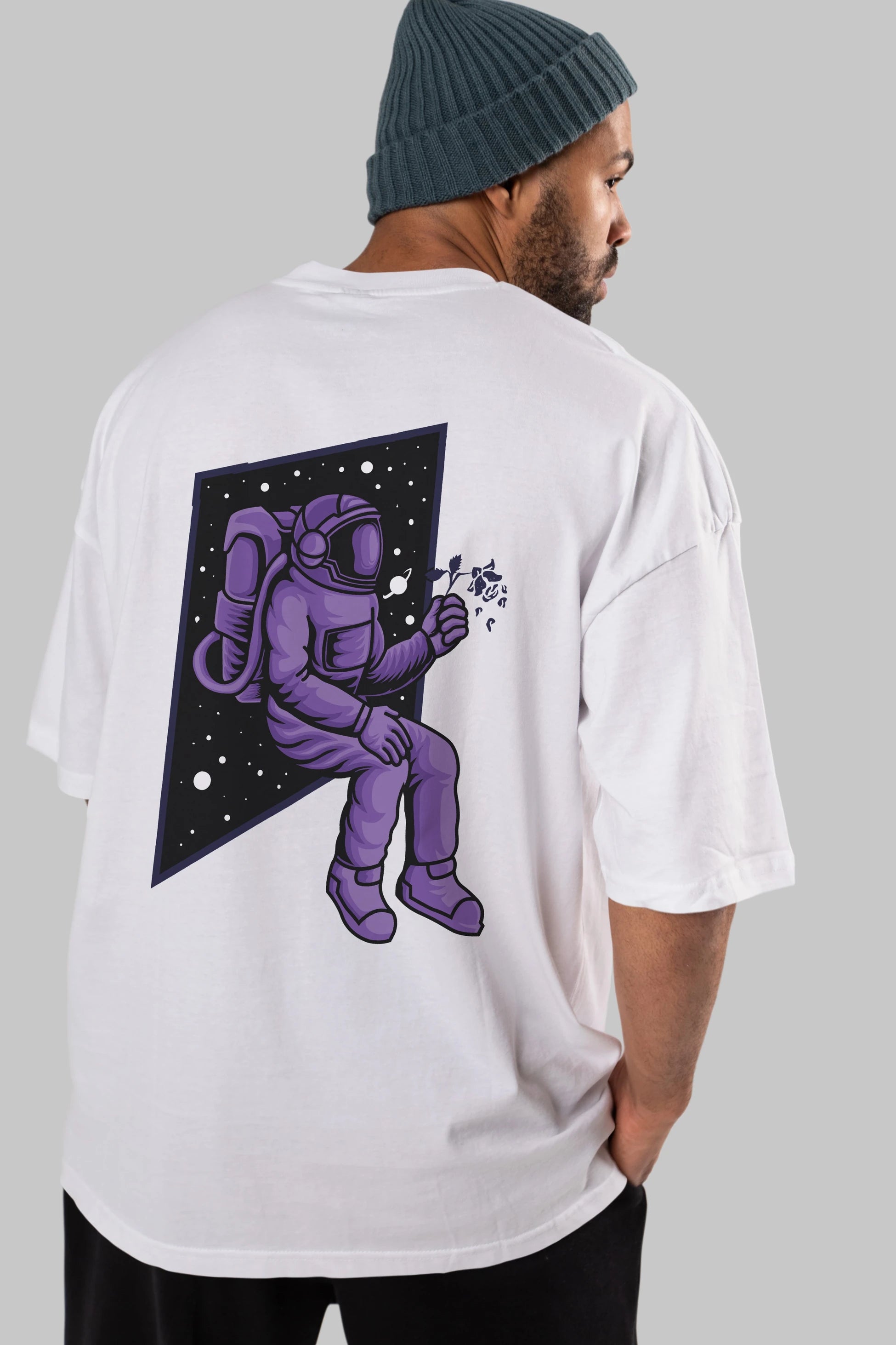 Astronaut holding black rose Arka Baskılı Oversize t-shirt Erkek Kadın Unisex