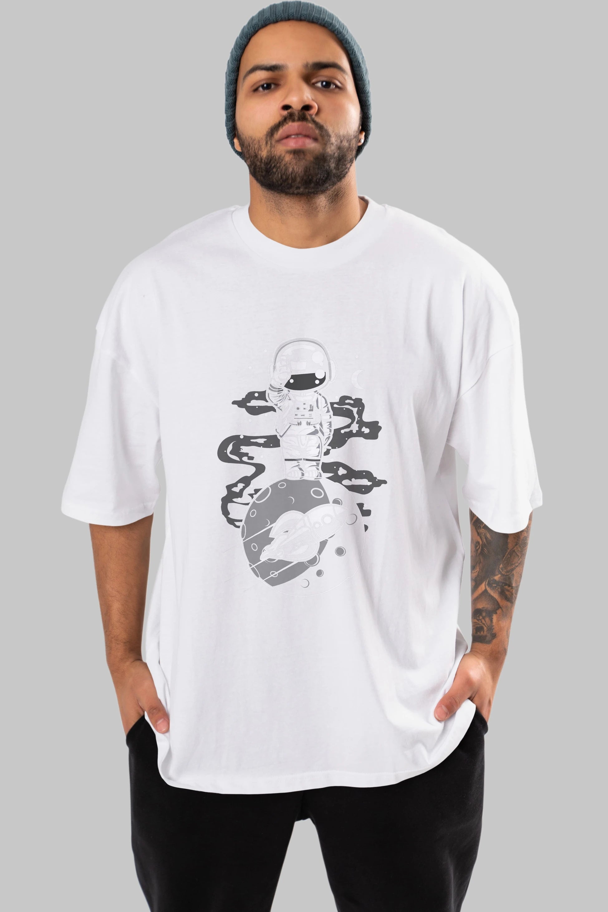 Astronaut Standing On The Moon Ön Baskılı Oversize t-shirt Erkek Kadın Unisex