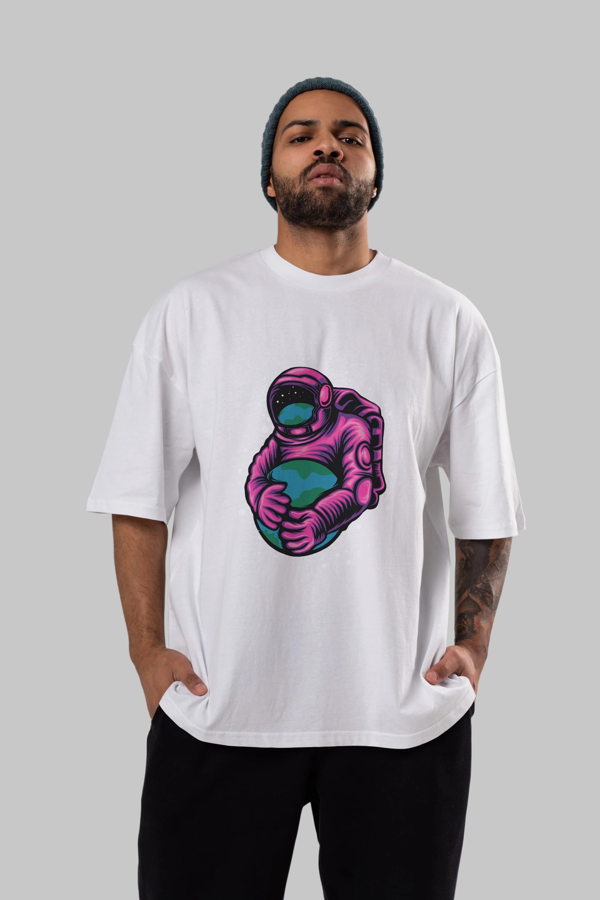 Astronaut Holding Up The Earth Ön Baskılı Oversize t-shirt Erkek Kadın Unisex