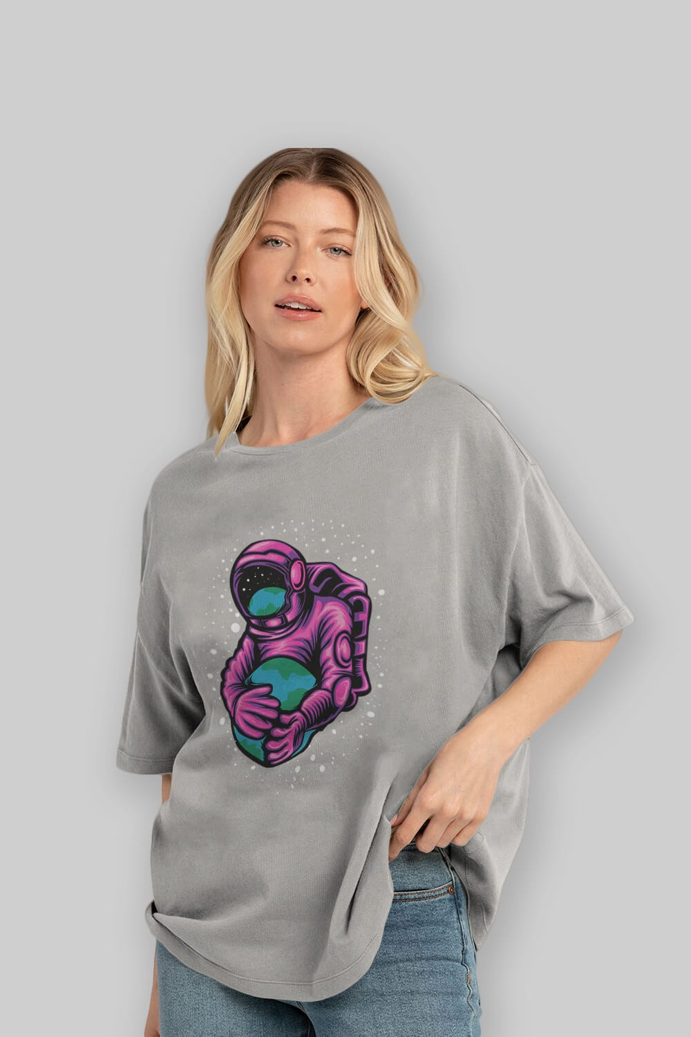 Astronaut Holding Up The Earth Ön Baskılı Oversize t-shirt Erkek Kadın Unisex