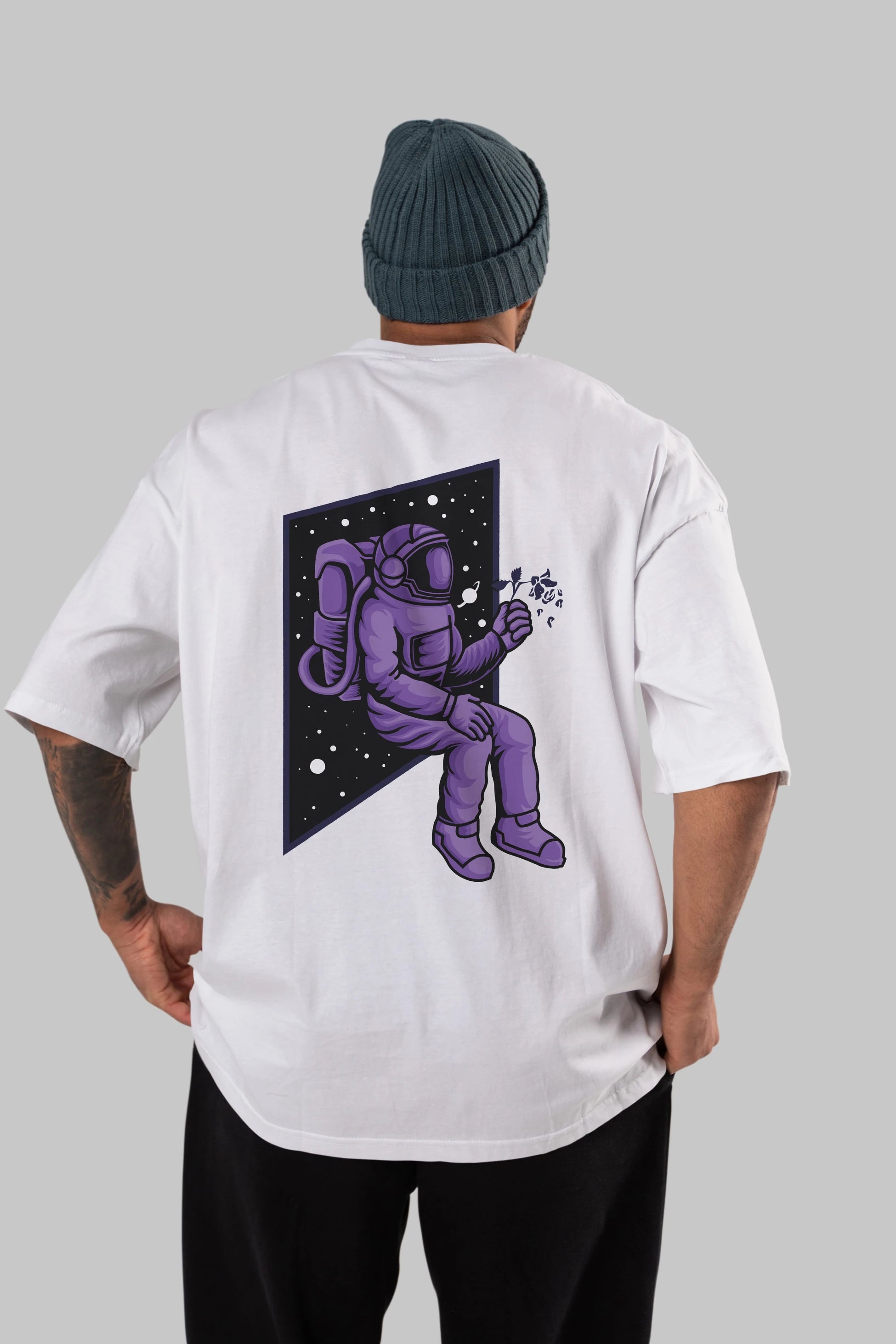 Astronaut holding black rose Arka Baskılı Oversize t-shirt Erkek Kadın Unisex