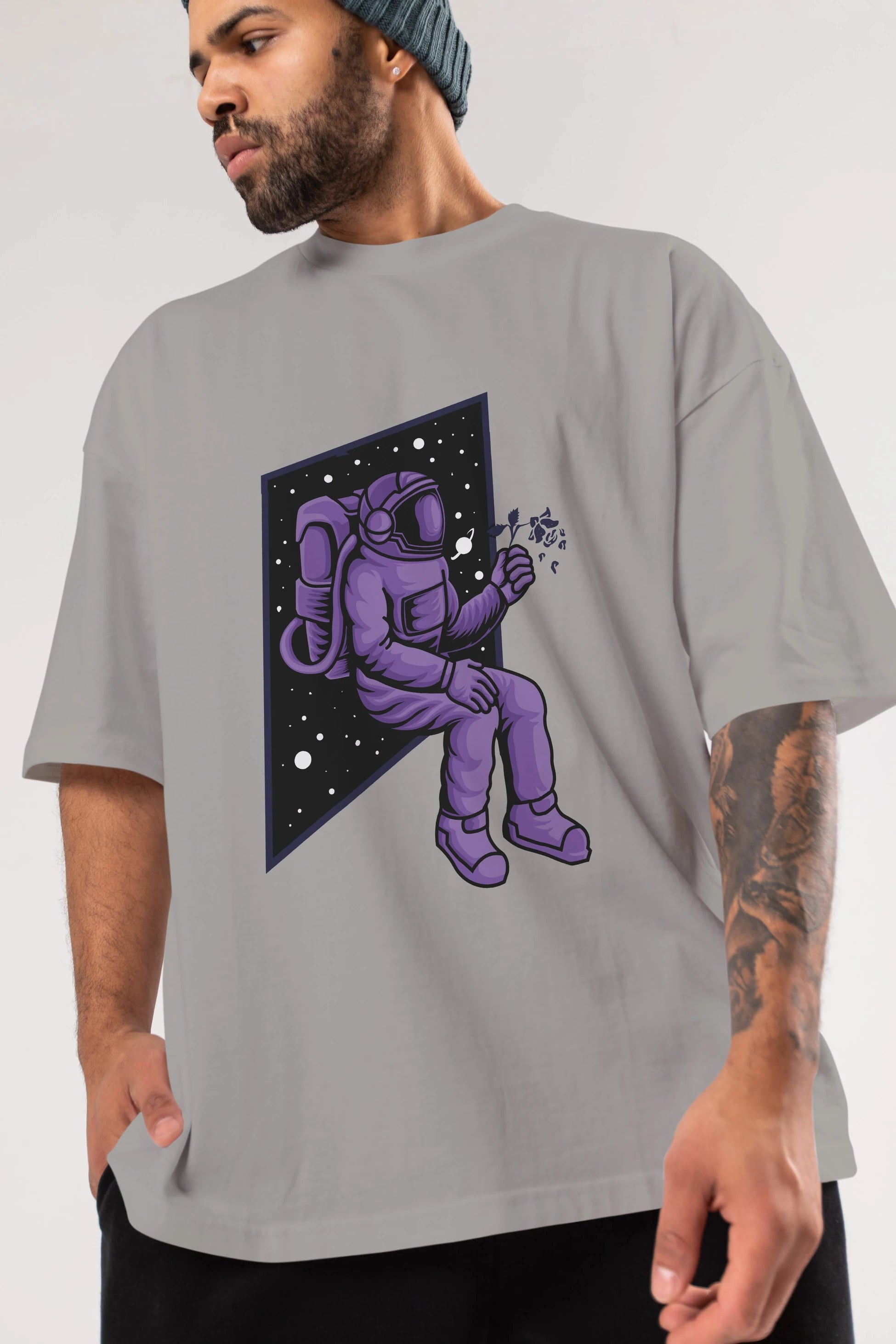 Astronaut holding black rose Ön Baskılı Oversize t-shirt Erkek Kadın Unisex